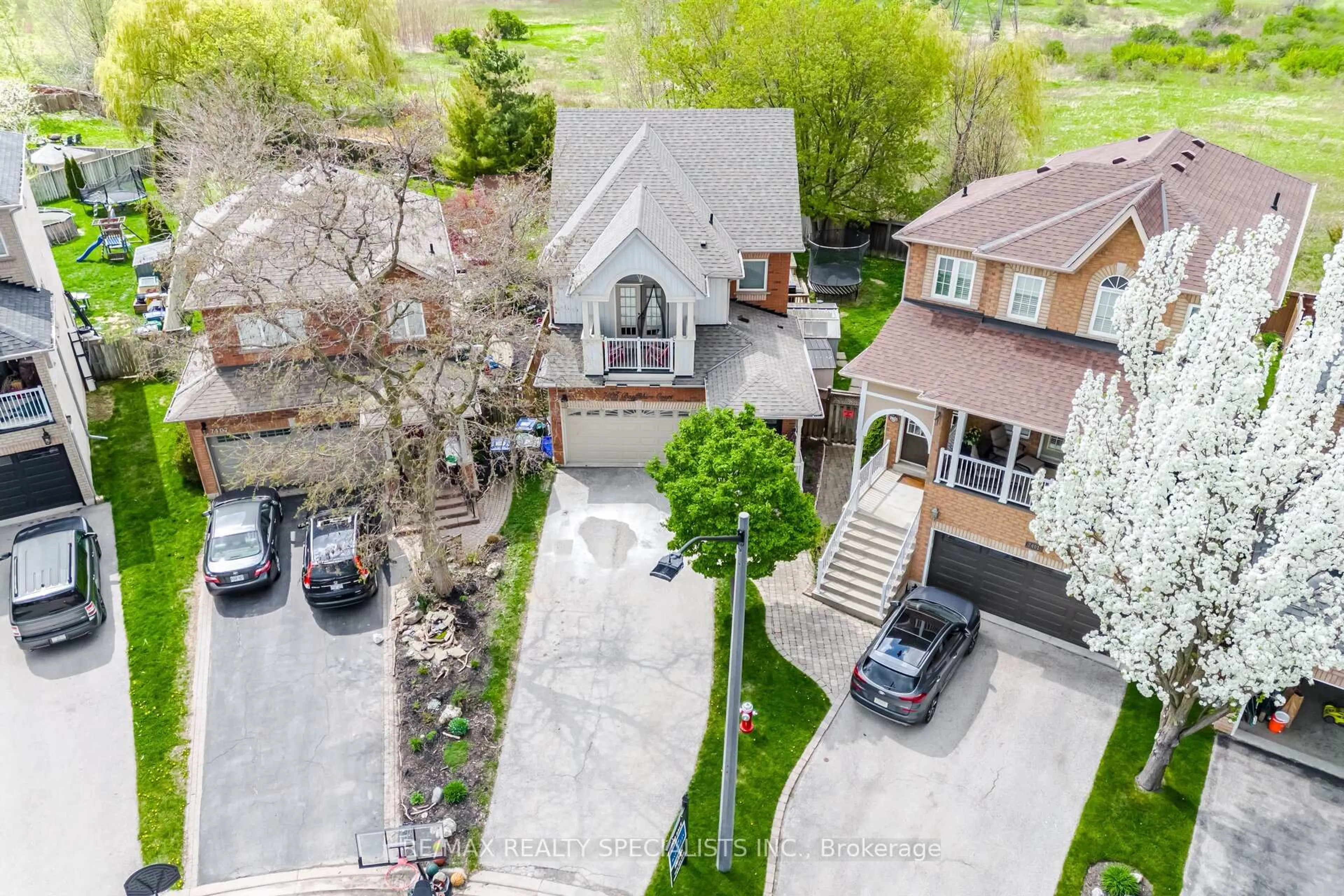 A pic from outside/outdoor area/front of a property/back of a property/a pic from drone, street for 7405 Banffshire Crt, Mississauga Ontario L5N 7Z9