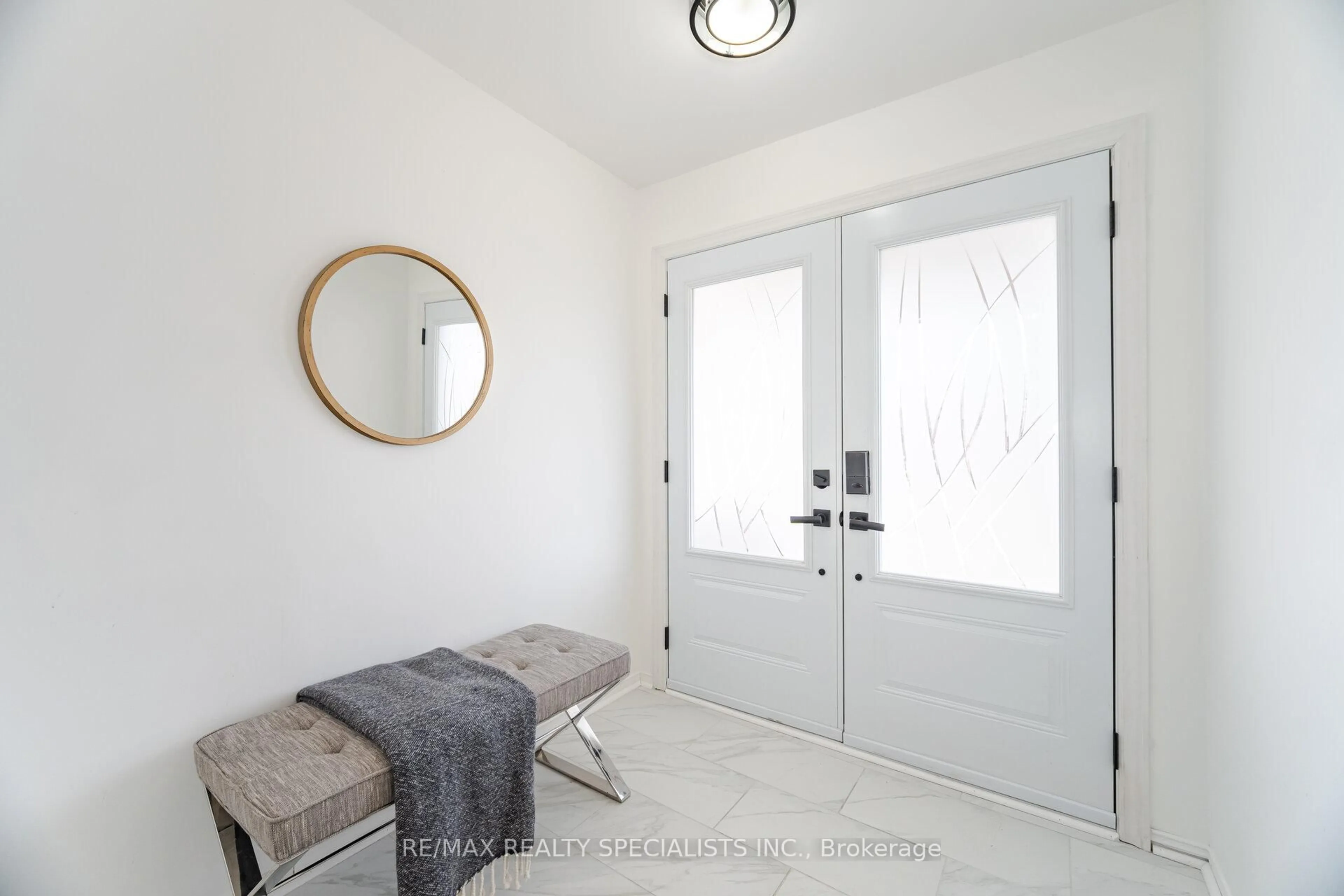 Indoor entryway for 7405 Banffshire Crt, Mississauga Ontario L5N 7Z9
