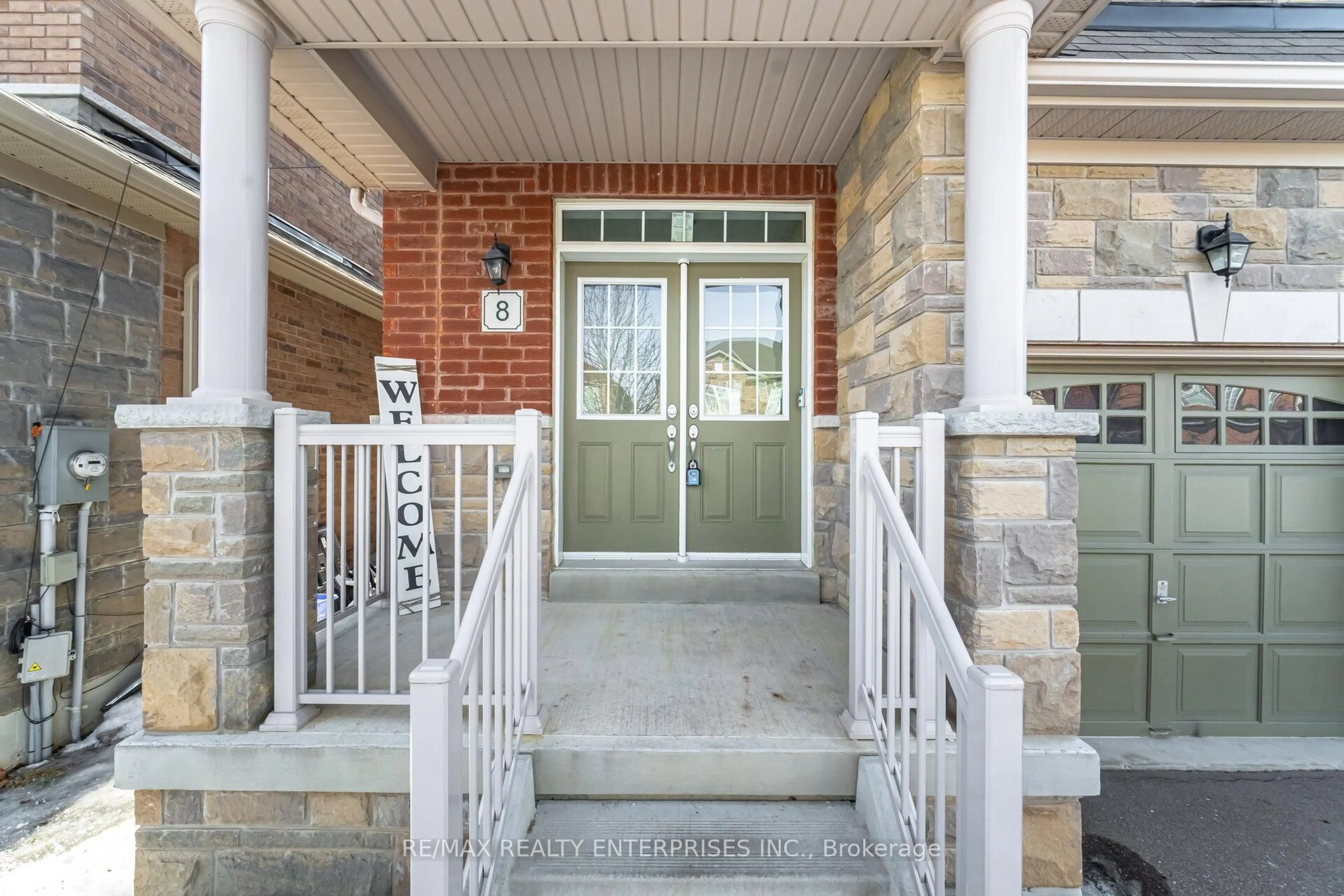 Indoor entryway for 8 Falling Leaf Dr, Caledon Ontario L7C 3Z4