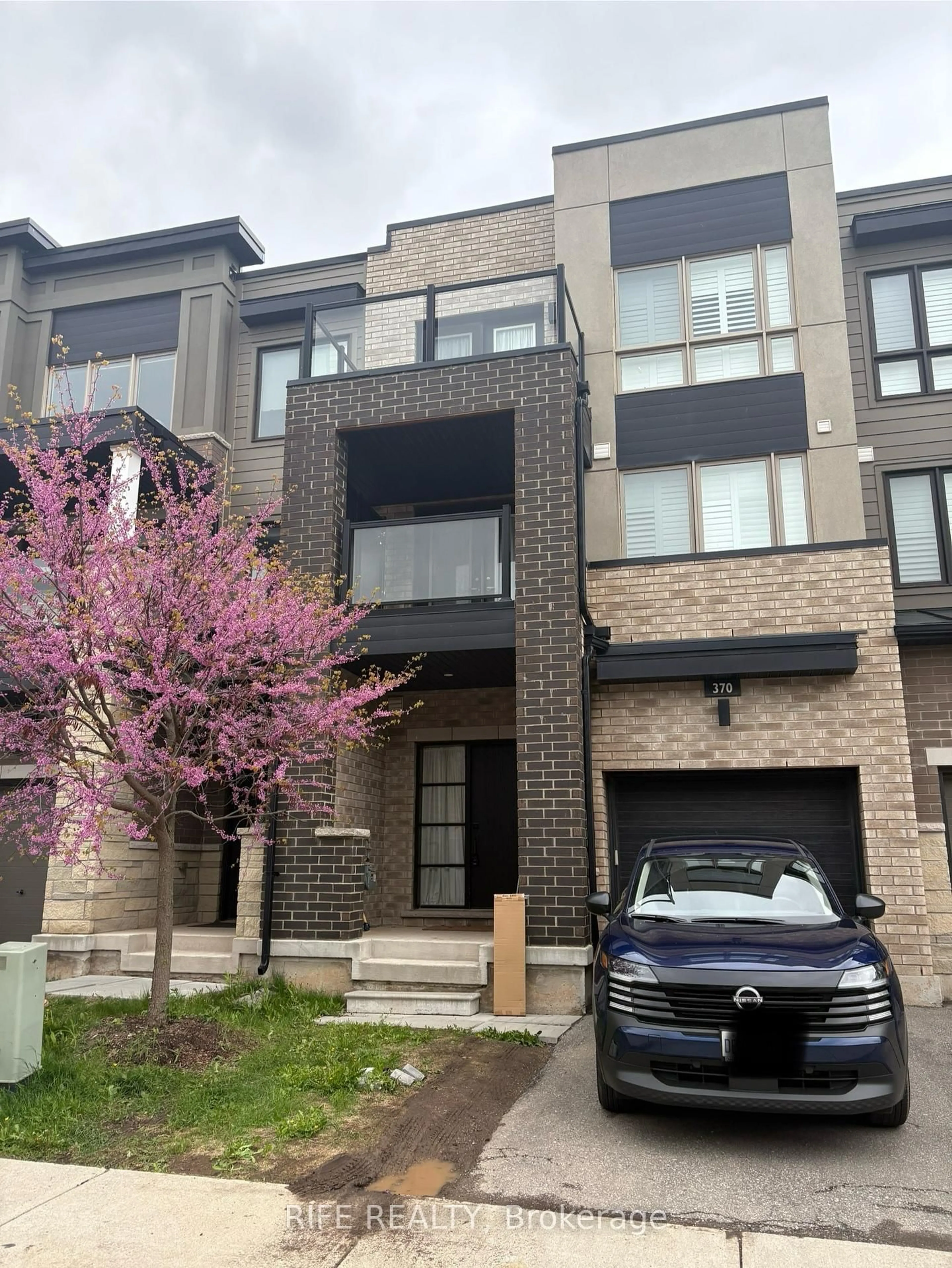 Home with brick exterior material, street for 370 Athabasca Common, Oakville Ontario L6H 0R5