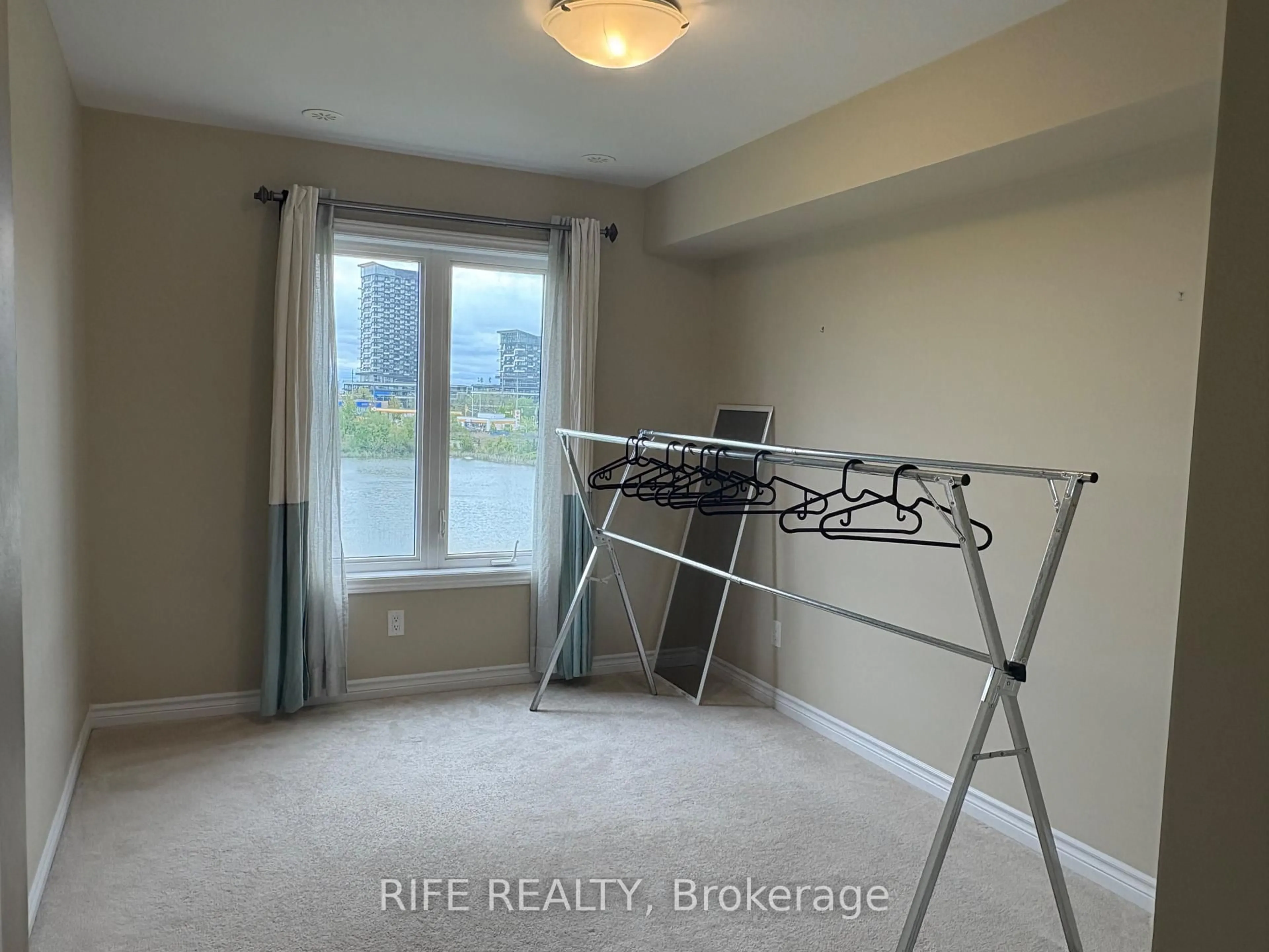 A pic of a room for 370 Athabasca Common, Oakville Ontario L6H 0R5