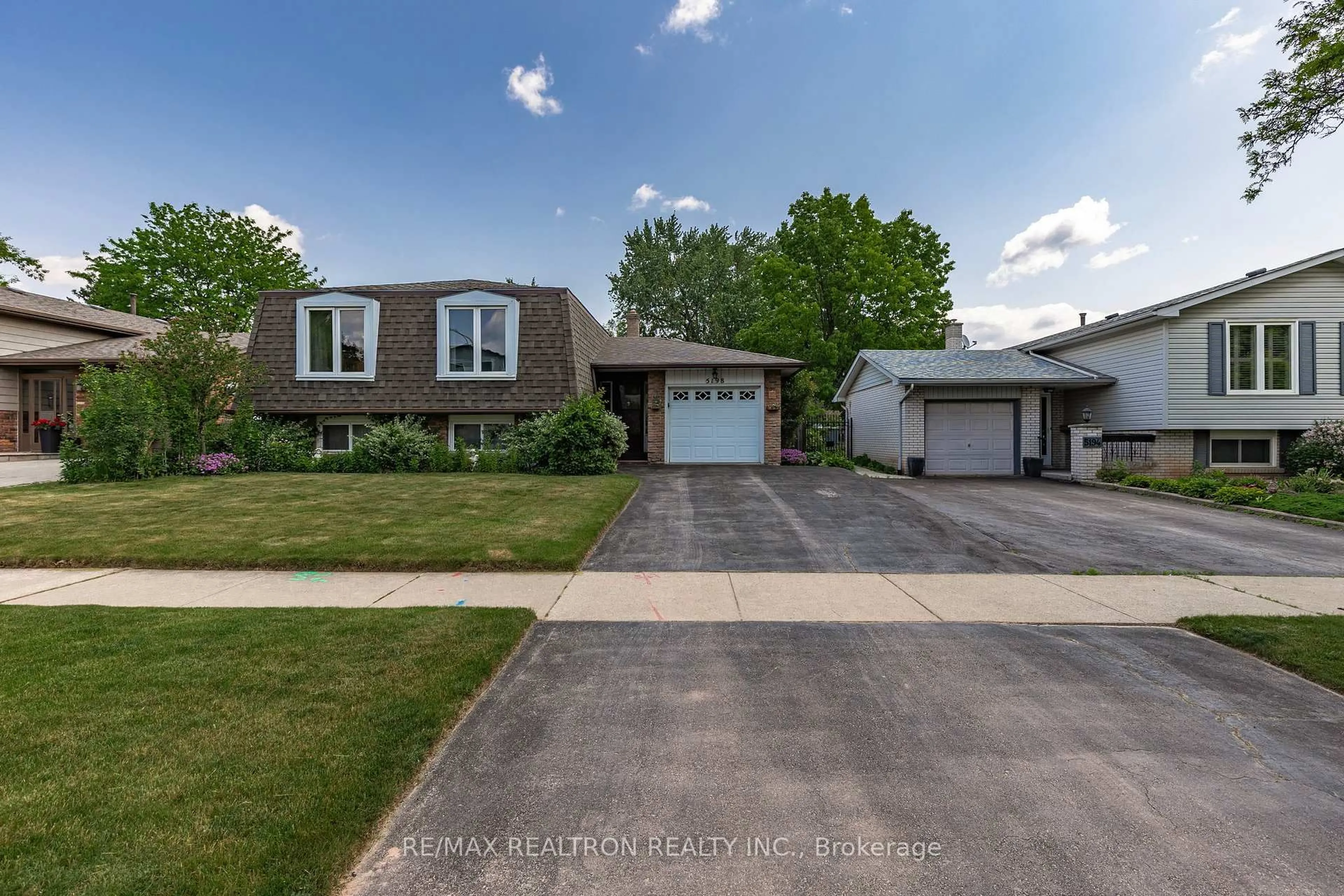 A pic from outside/outdoor area/front of a property/back of a property/a pic from drone, street for 5198 Broughton Cres, Burlington Ontario L7L 3B9