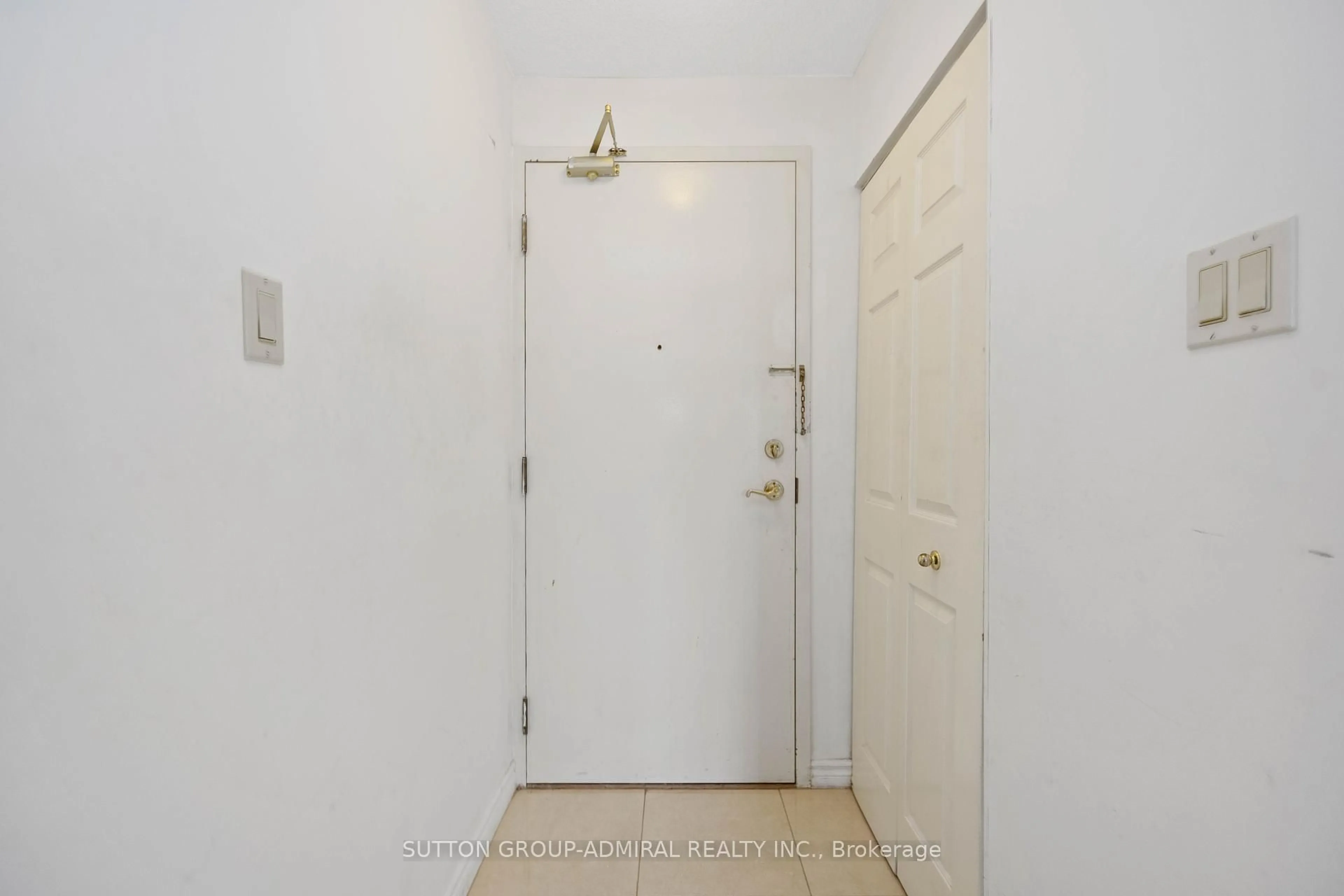 Indoor entryway for 4460 Tucana Crt #1011, Mississauga Ontario L5R 3K9
