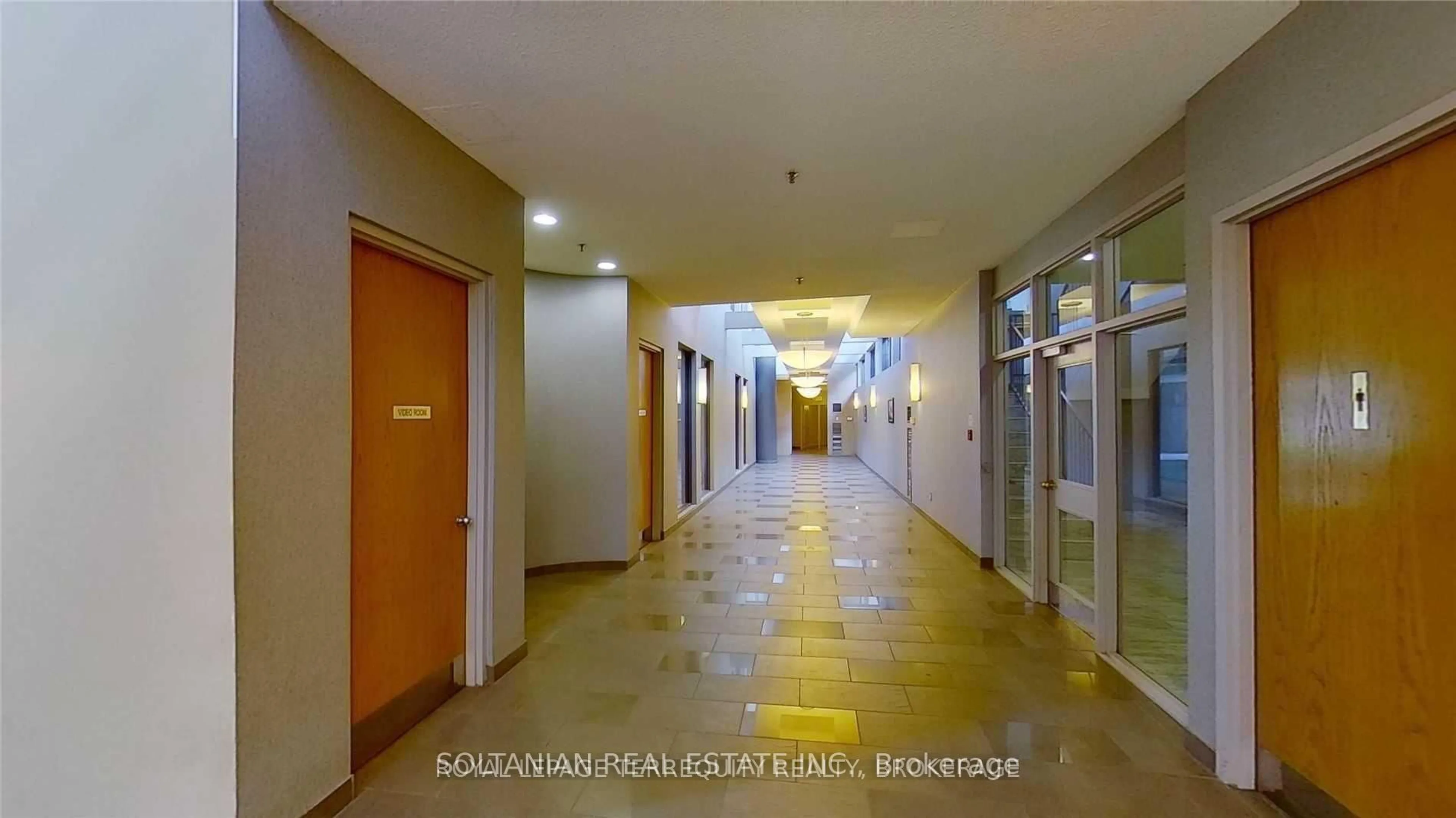 Indoor foyer for 1 Hickory Tree Rd #709, Toronto Ontario M9N 3W4