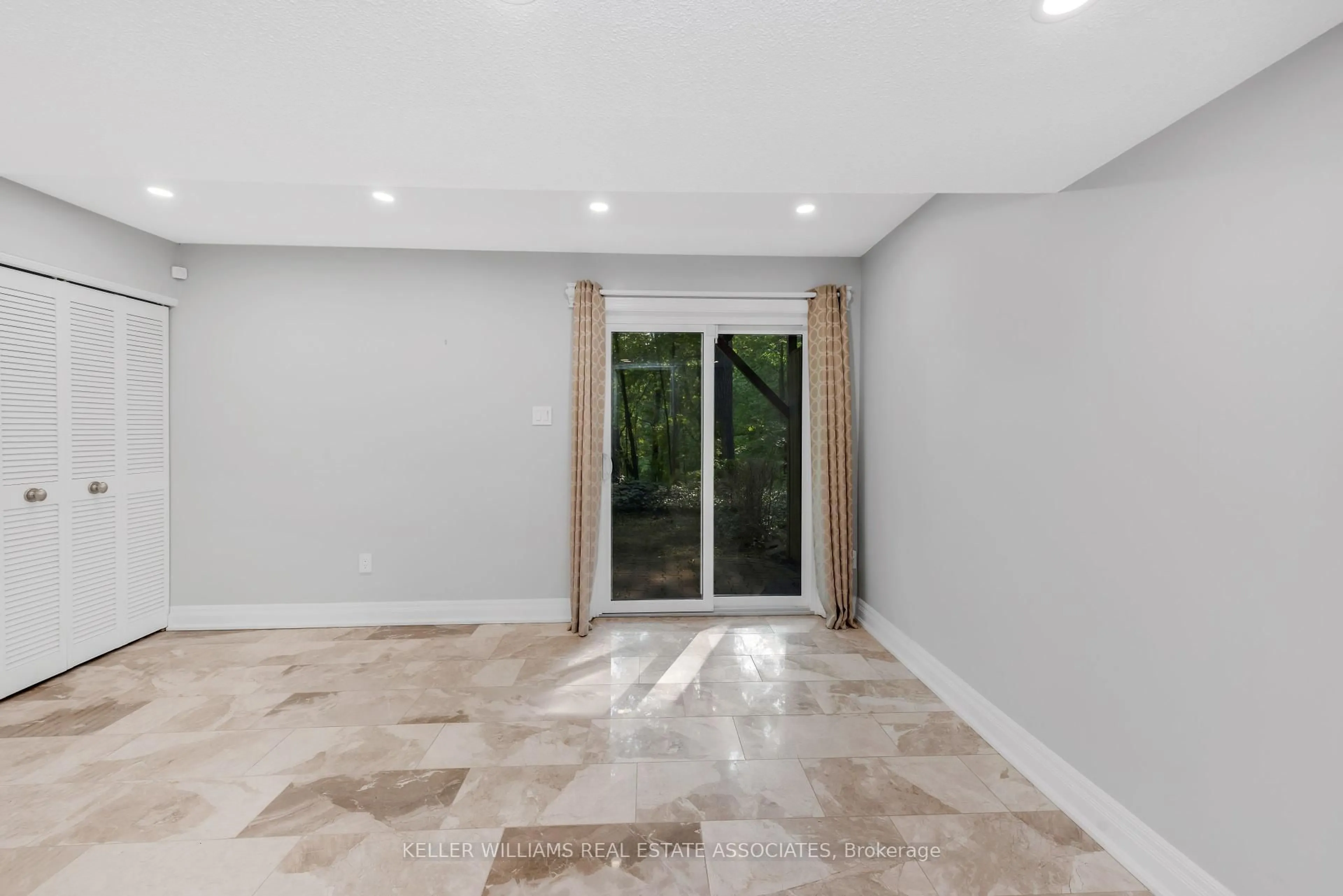 A pic of a room for 1250 Marlborough Crt #23, Oakville Ontario L6H 2W7
