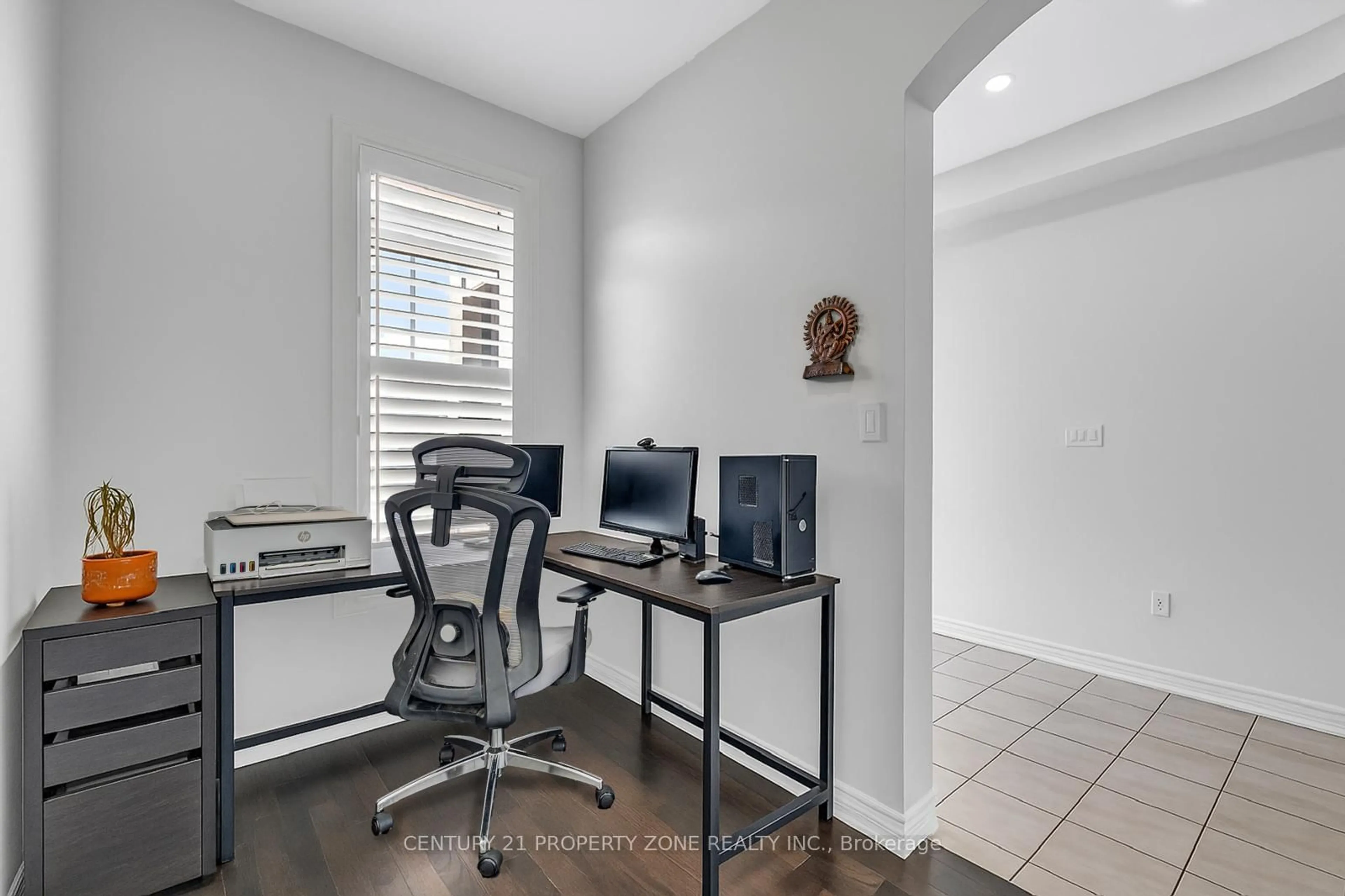 A pic of a room for 8 Young Garden Cres, Brampton Ontario L6Y 6A4