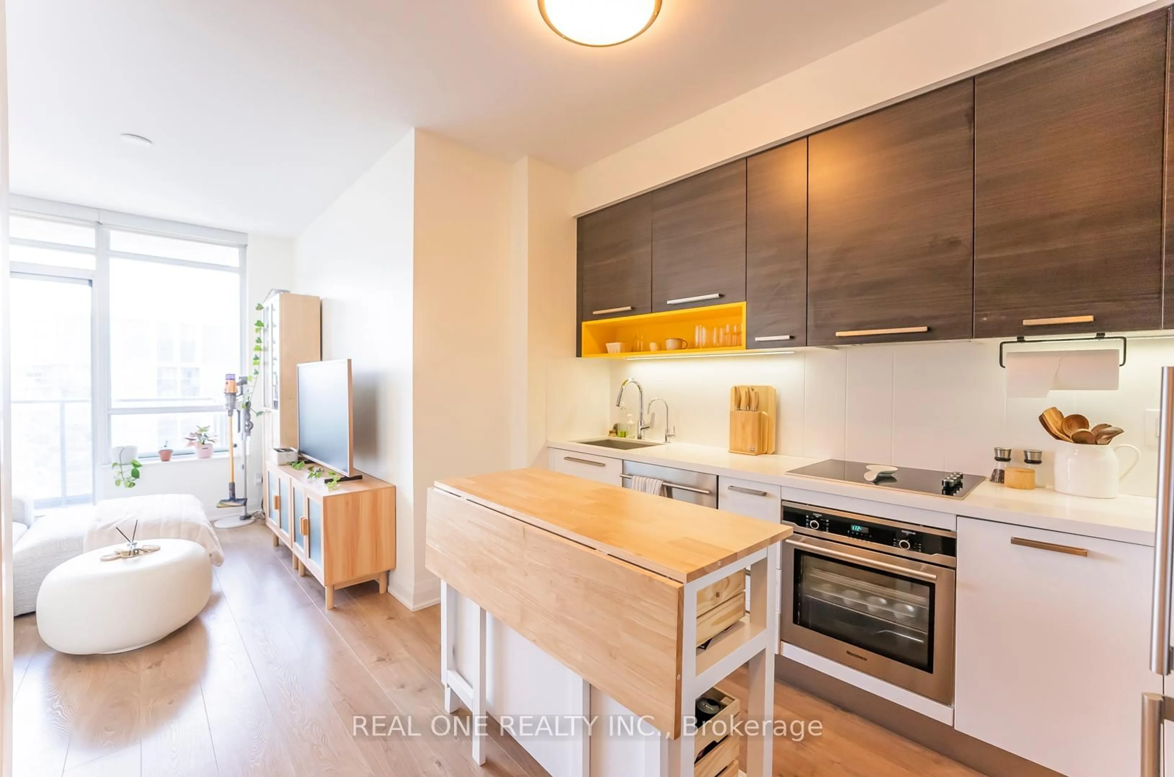 Standard kitchen, wood/laminate floor for 36 Park Lawn Rd #2708, Toronto Ontario M8V 0E5