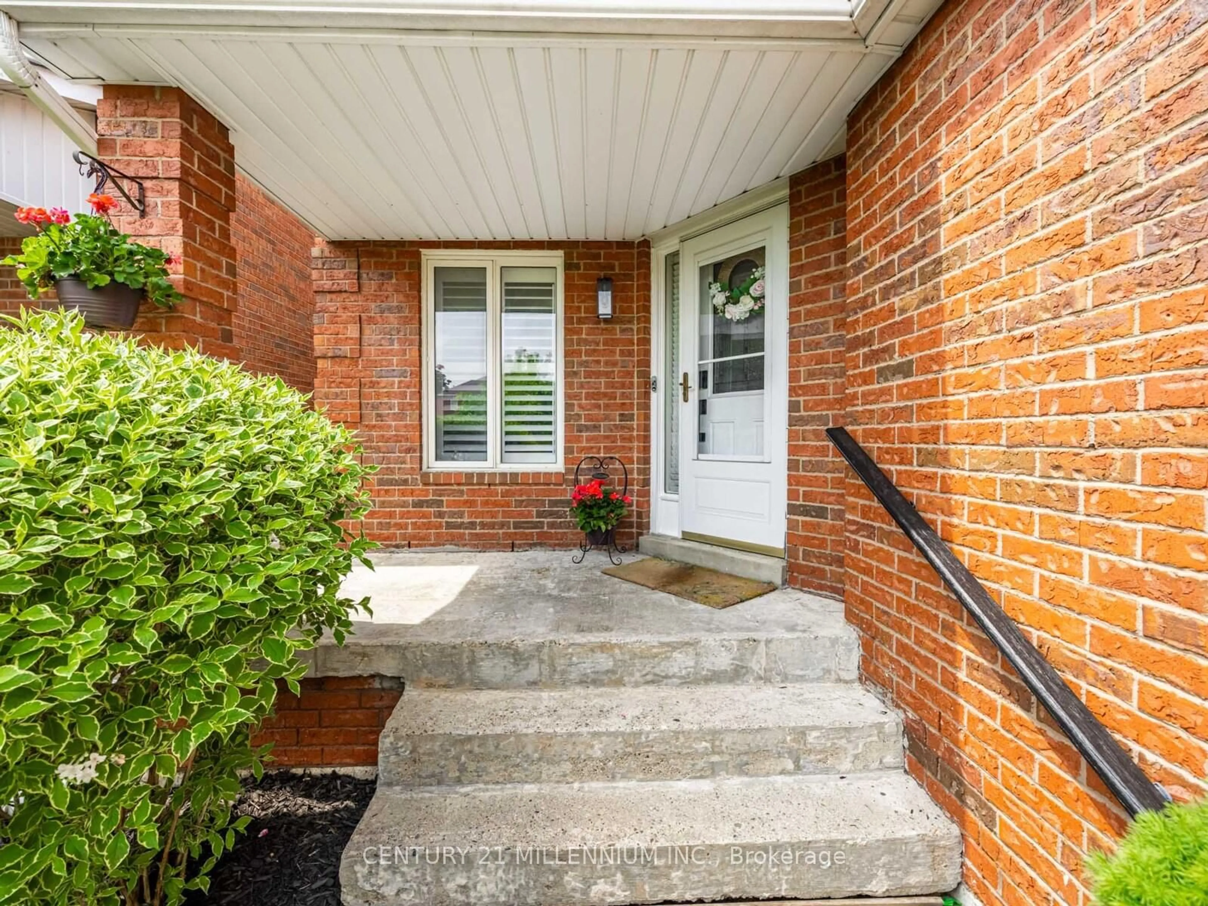 Indoor entryway for 325 Marshall Cres, Orangeville Ontario L9W 4Y3
