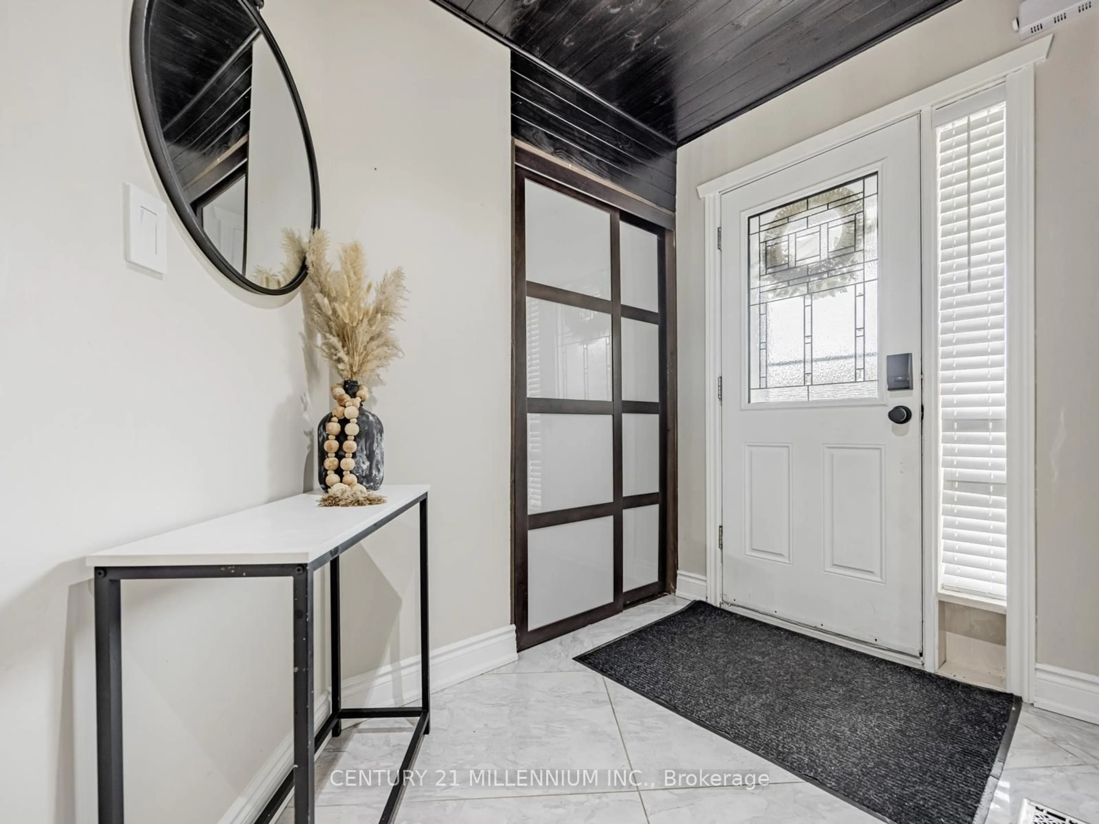 Indoor entryway for 325 Marshall Cres, Orangeville Ontario L9W 4Y3