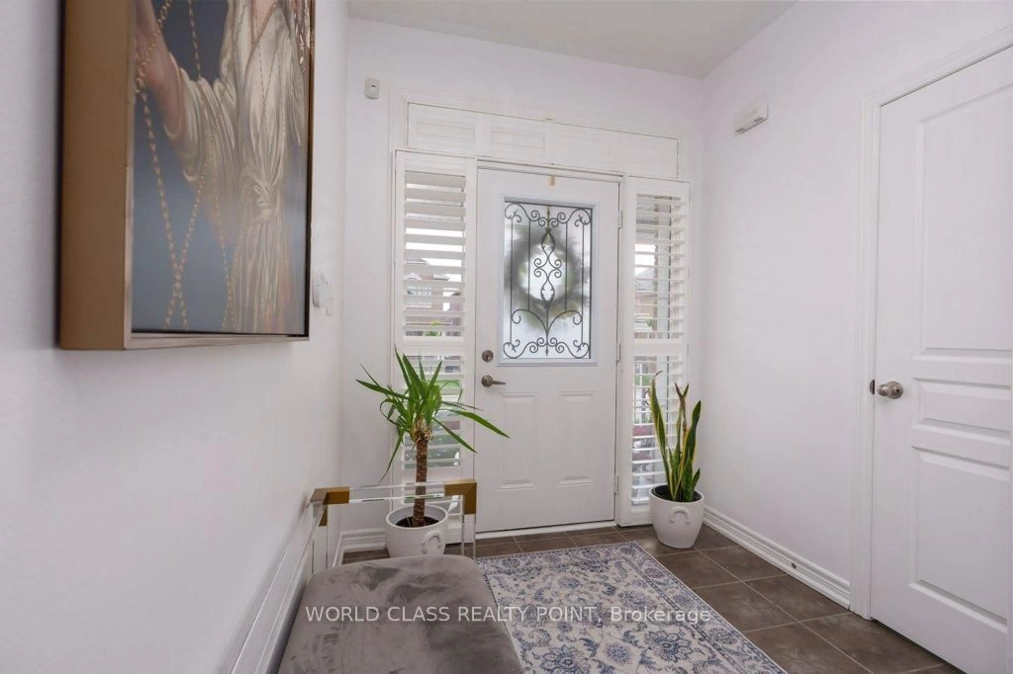 Indoor entryway for 5550 Meadowcrest Ave, Mississauga Ontario L5M 0N1