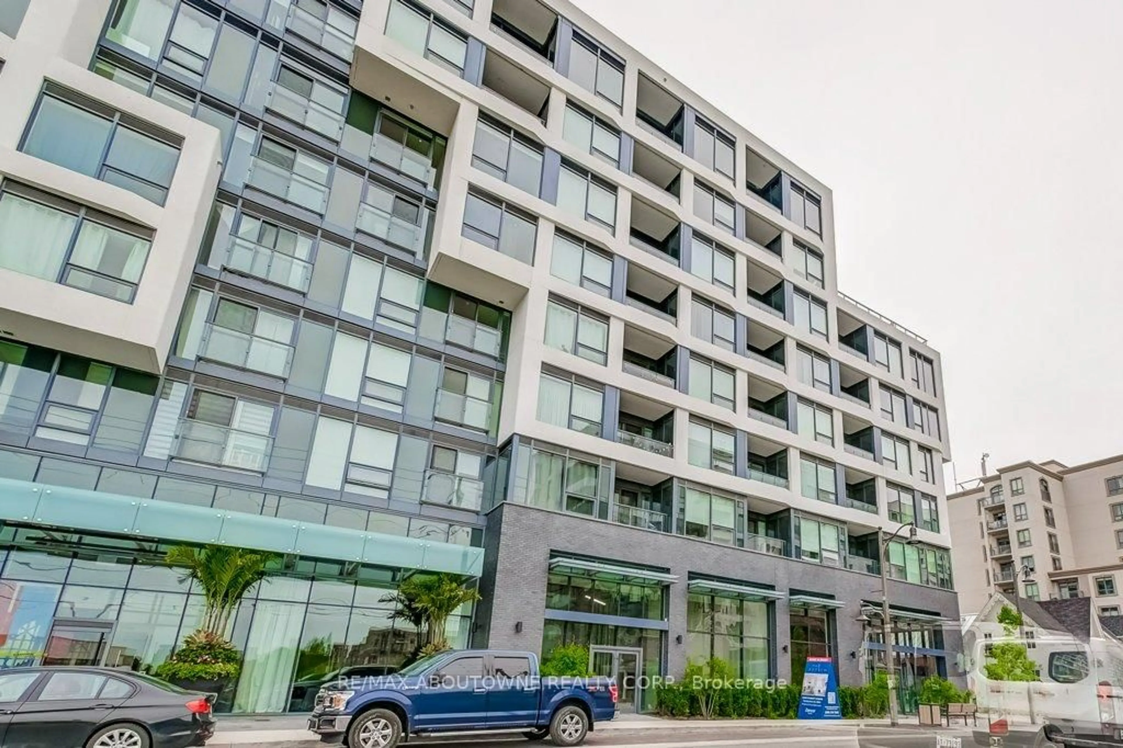 Indoor foyer for 2450 Old Bronte Rd #449, Oakville Ontario L6M 5P6