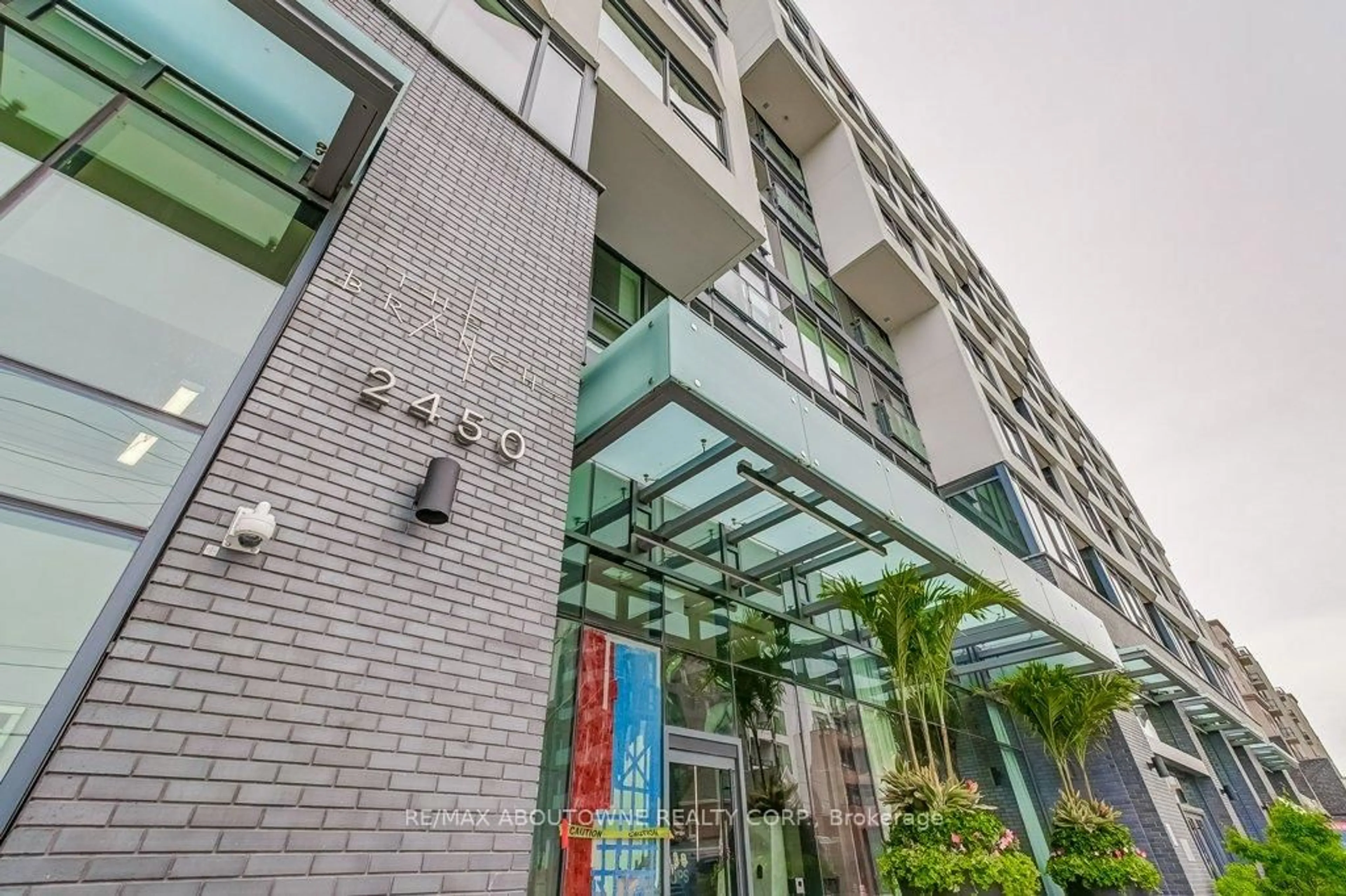 Indoor foyer for 2450 Old Bronte Rd #449, Oakville Ontario L6M 5P6