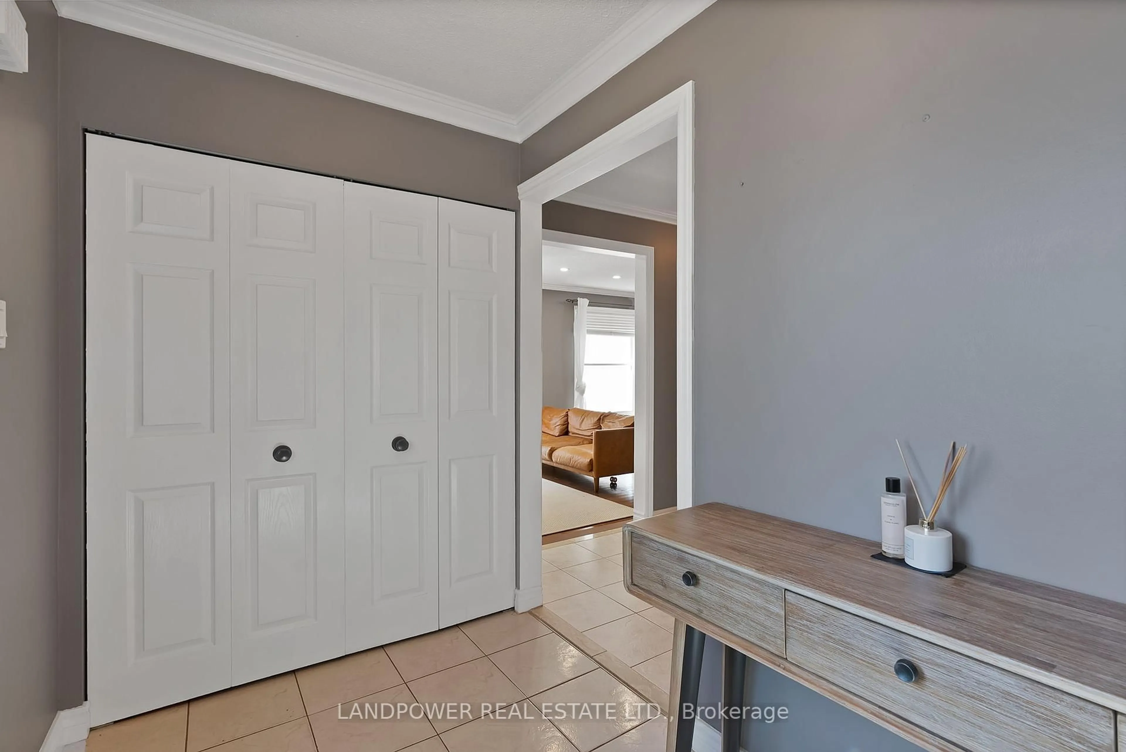 Indoor entryway for 3073 Keynes Cres, Mississauga Ontario L5N 2Z9