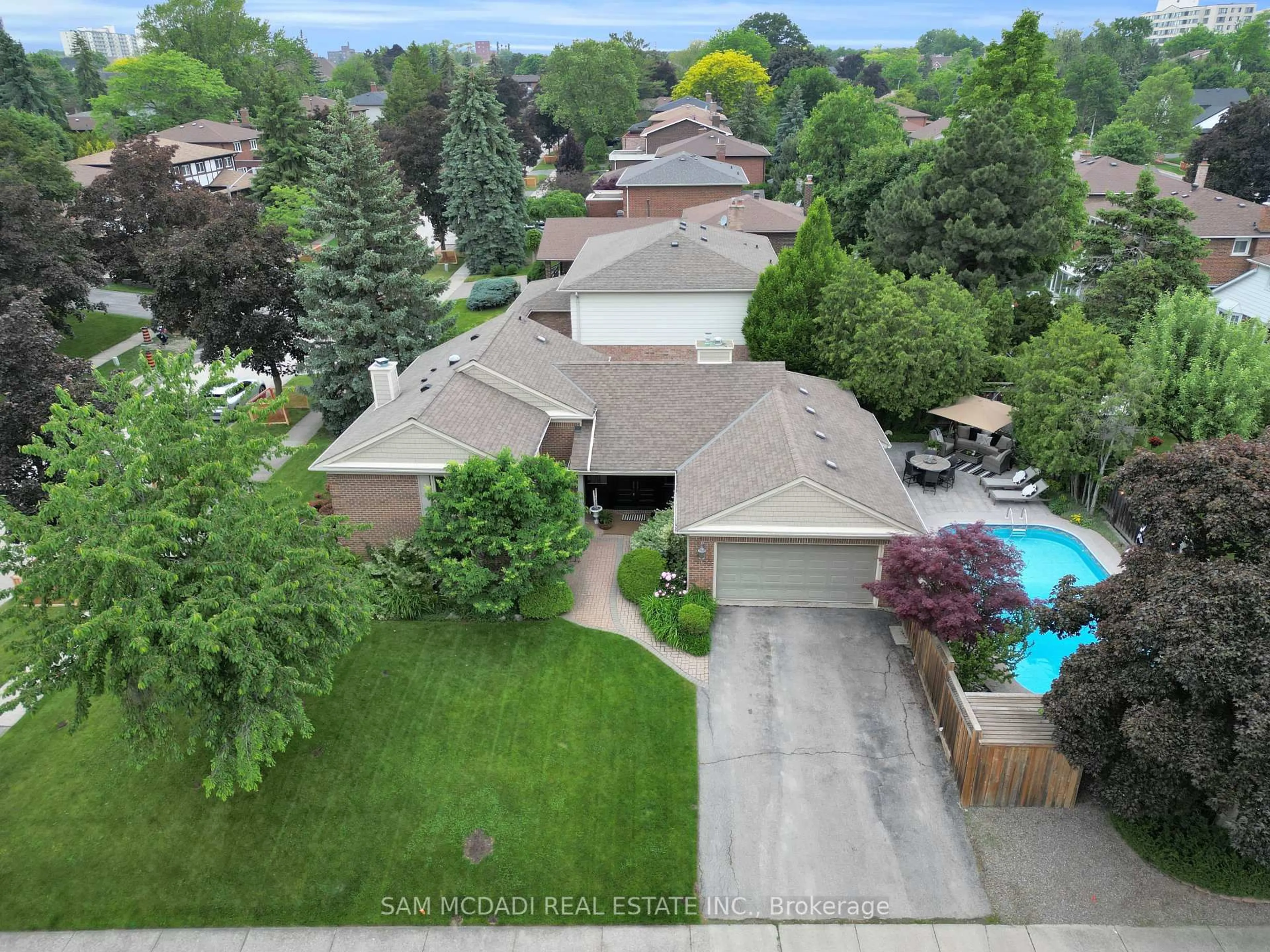 A pic from outside/outdoor area/front of a property/back of a property/a pic from drone, street for 2467 Claymore Cres, Mississauga Ontario L5C 3A2