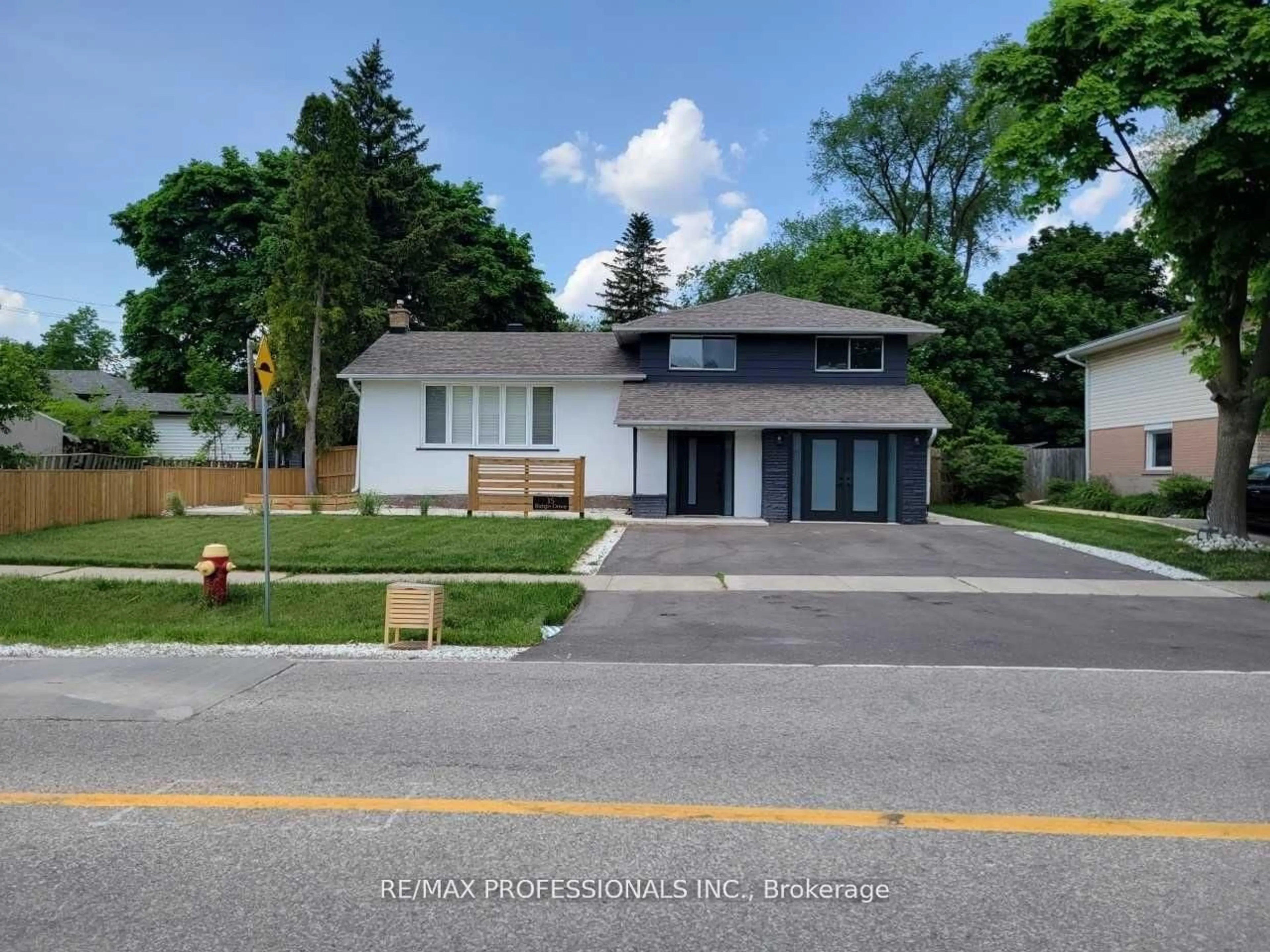 A pic from outside/outdoor area/front of a property/back of a property/a pic from drone, street for 15 Ridge Dr, Oakville Ontario L6H 1B7