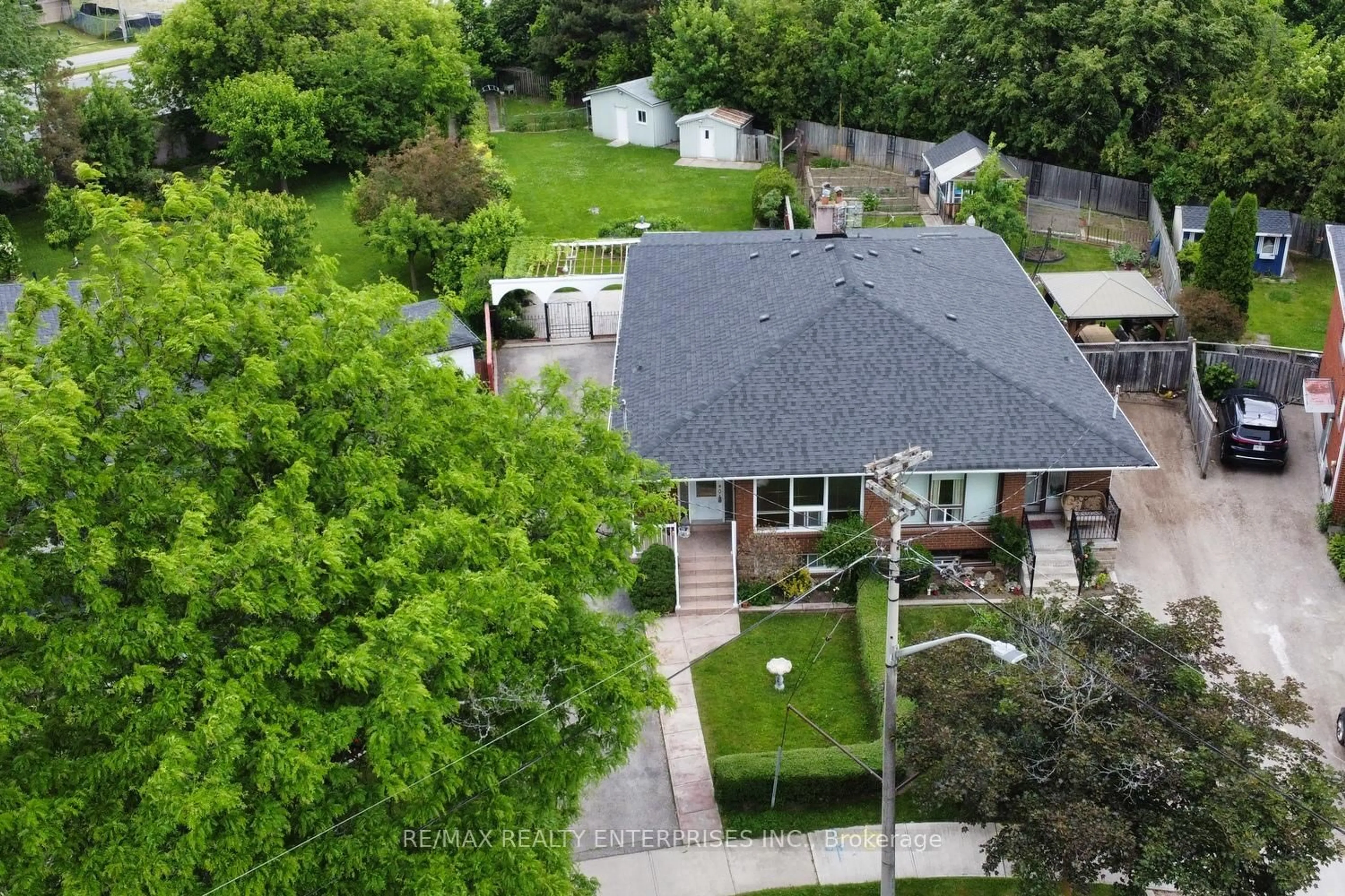 A pic from outside/outdoor area/front of a property/back of a property/a pic from drone, street for 3659 Holden Cres, Mississauga Ontario L5A 2V9