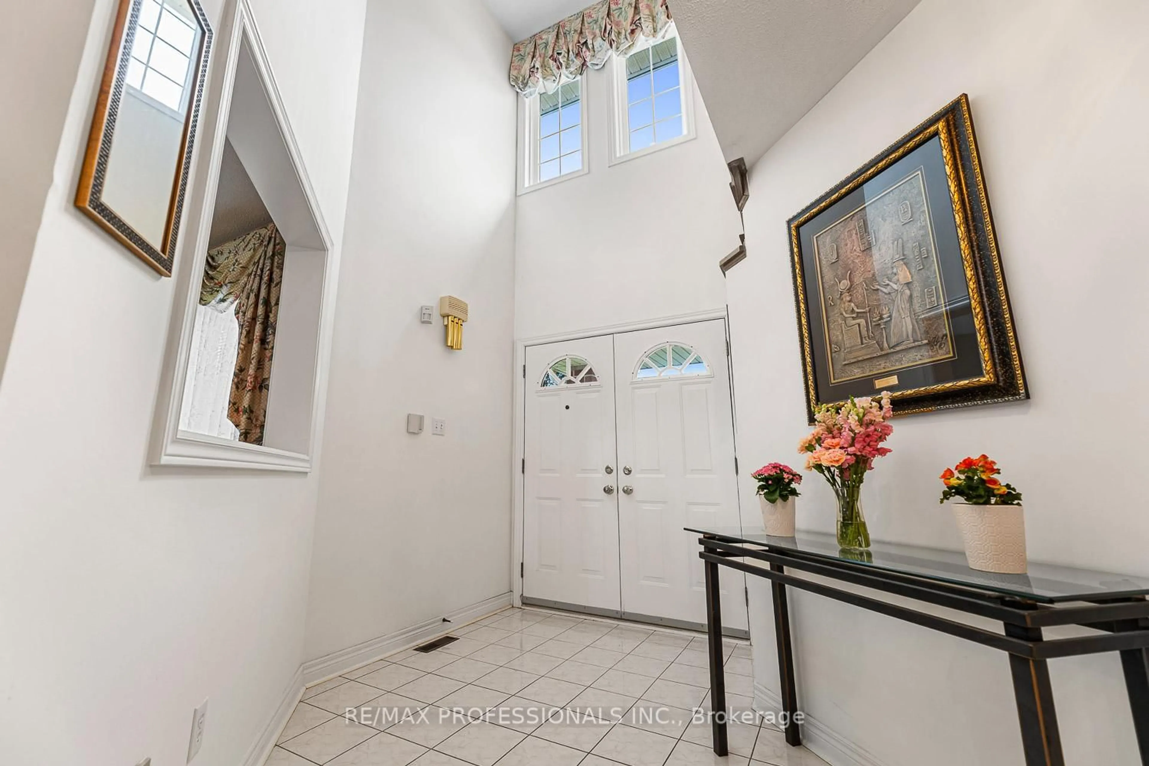 Indoor entryway for 11 Riverwood Terr, Caledon Ontario L7E 1S2