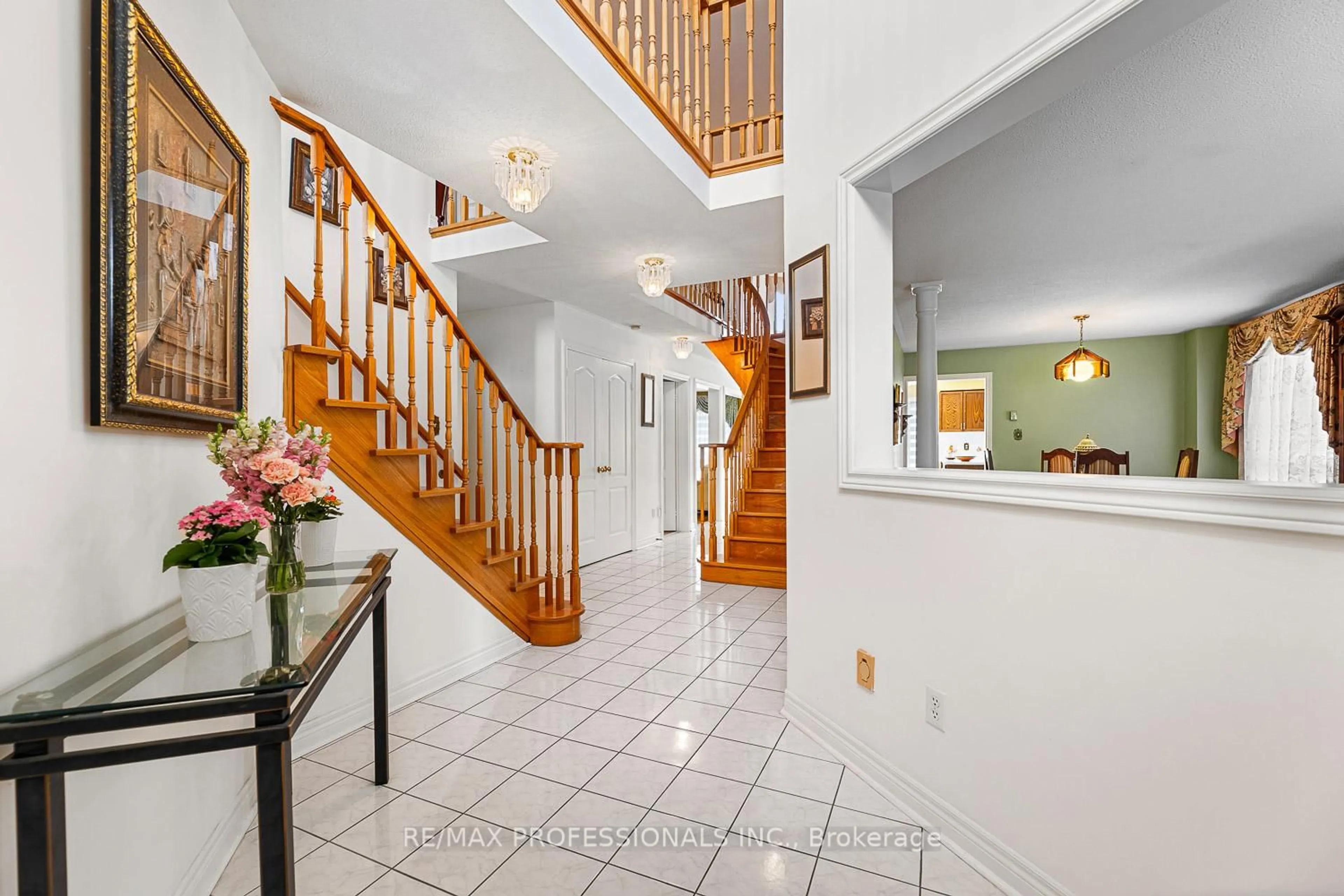 Indoor foyer for 11 Riverwood Terr, Caledon Ontario L7E 1S2