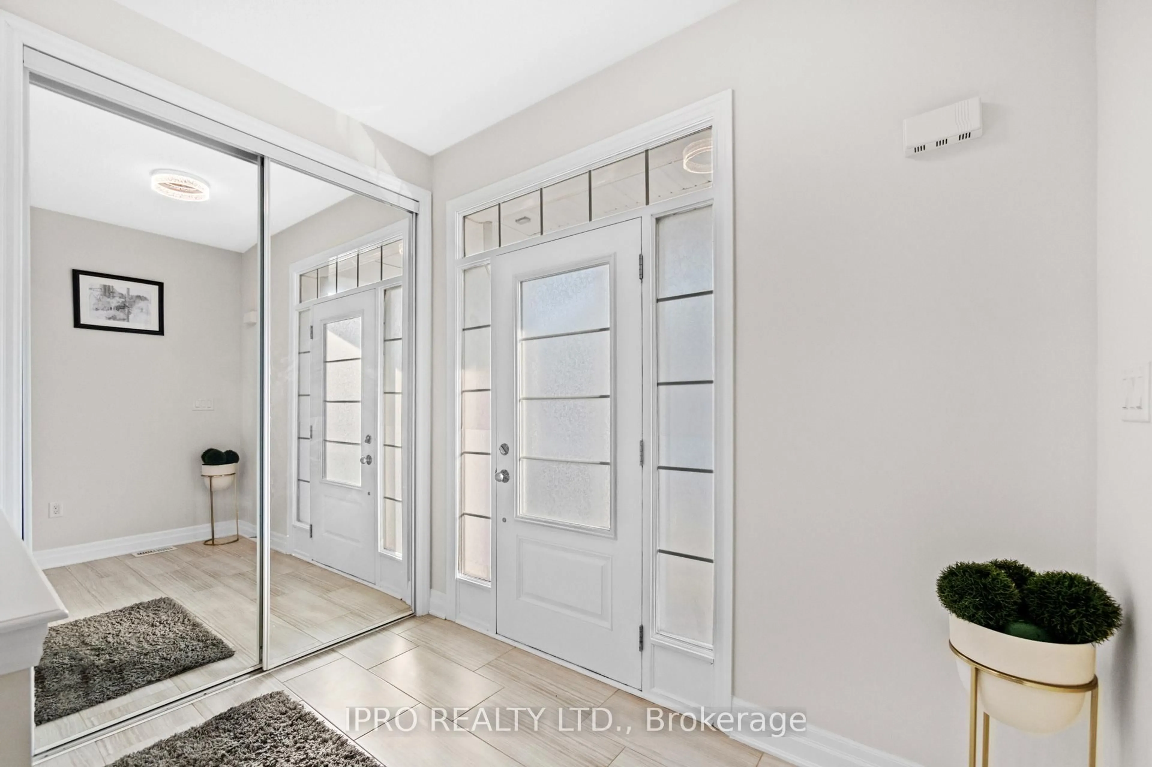 Indoor entryway for 923 Penson Cres, Milton Ontario L9T 8Z7
