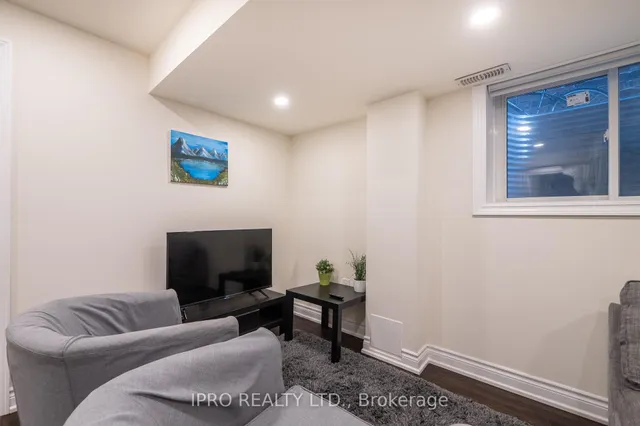 Additional image 13 of 923 Penson Cres