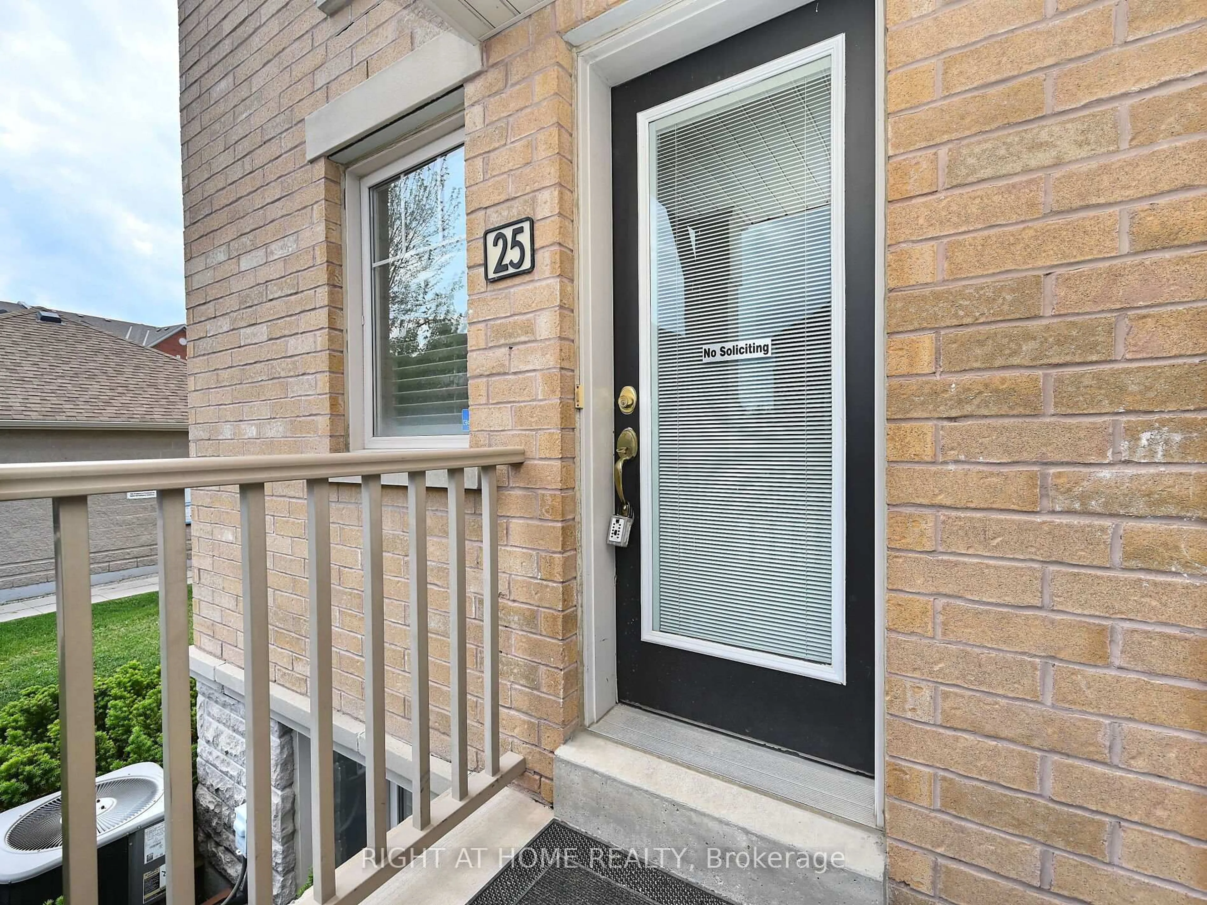 Indoor entryway for 3250 Bentley Dr #25, Mississauga Ontario L5M 0P7