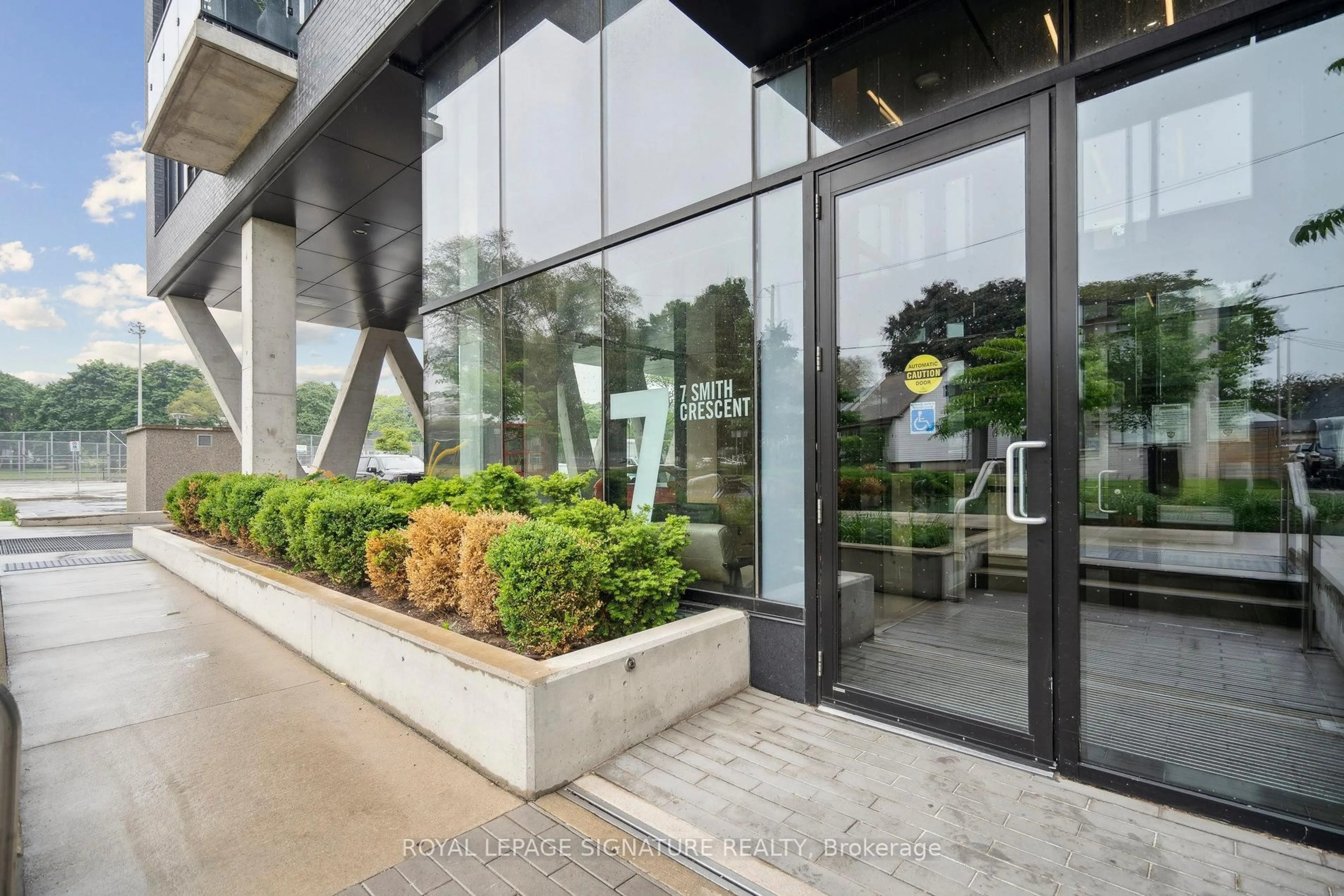 Indoor foyer for 7 Smith Cres #808, Toronto Ontario M8Z 0G3
