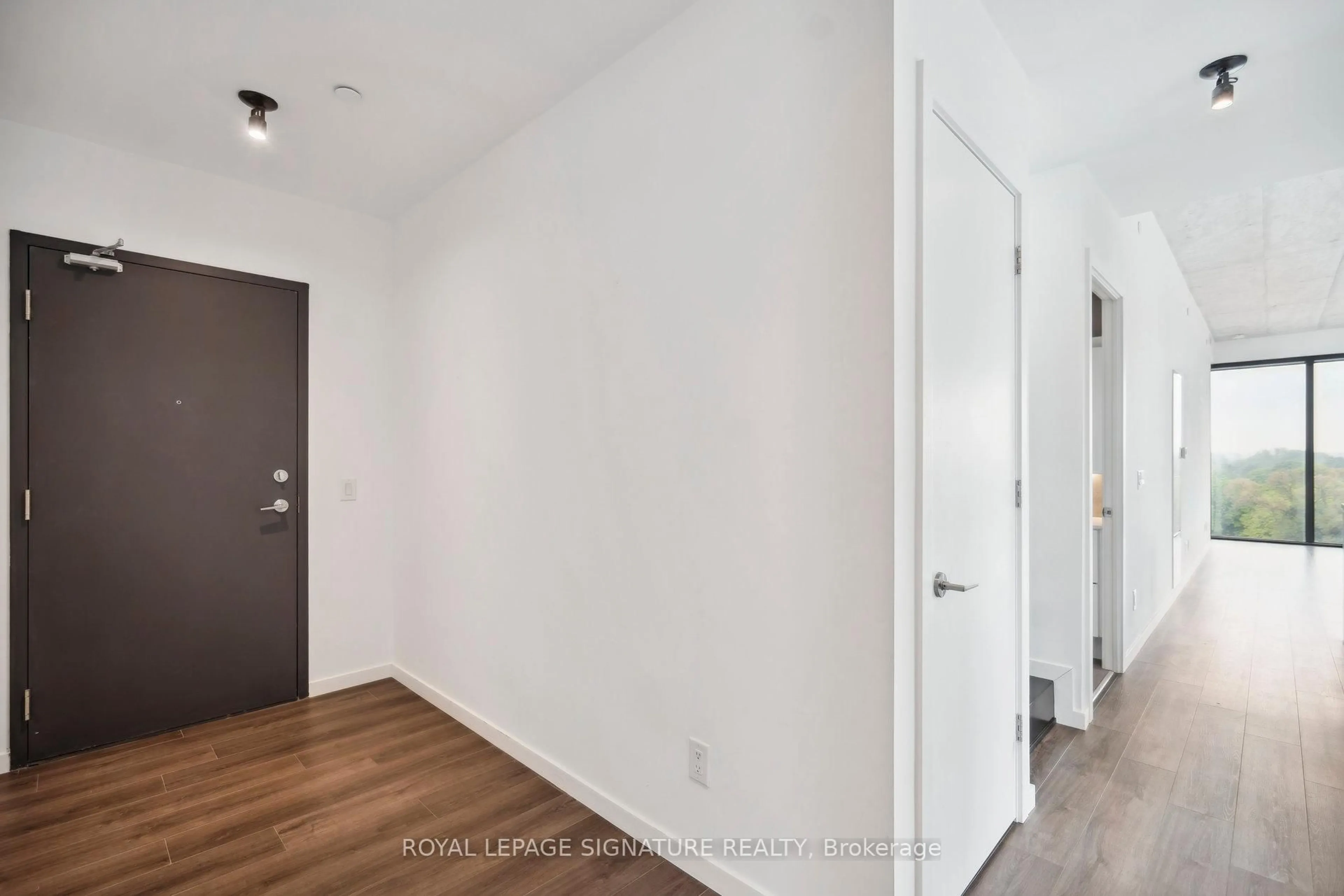 Indoor entryway for 7 Smith Cres #808, Toronto Ontario M8Z 0G3