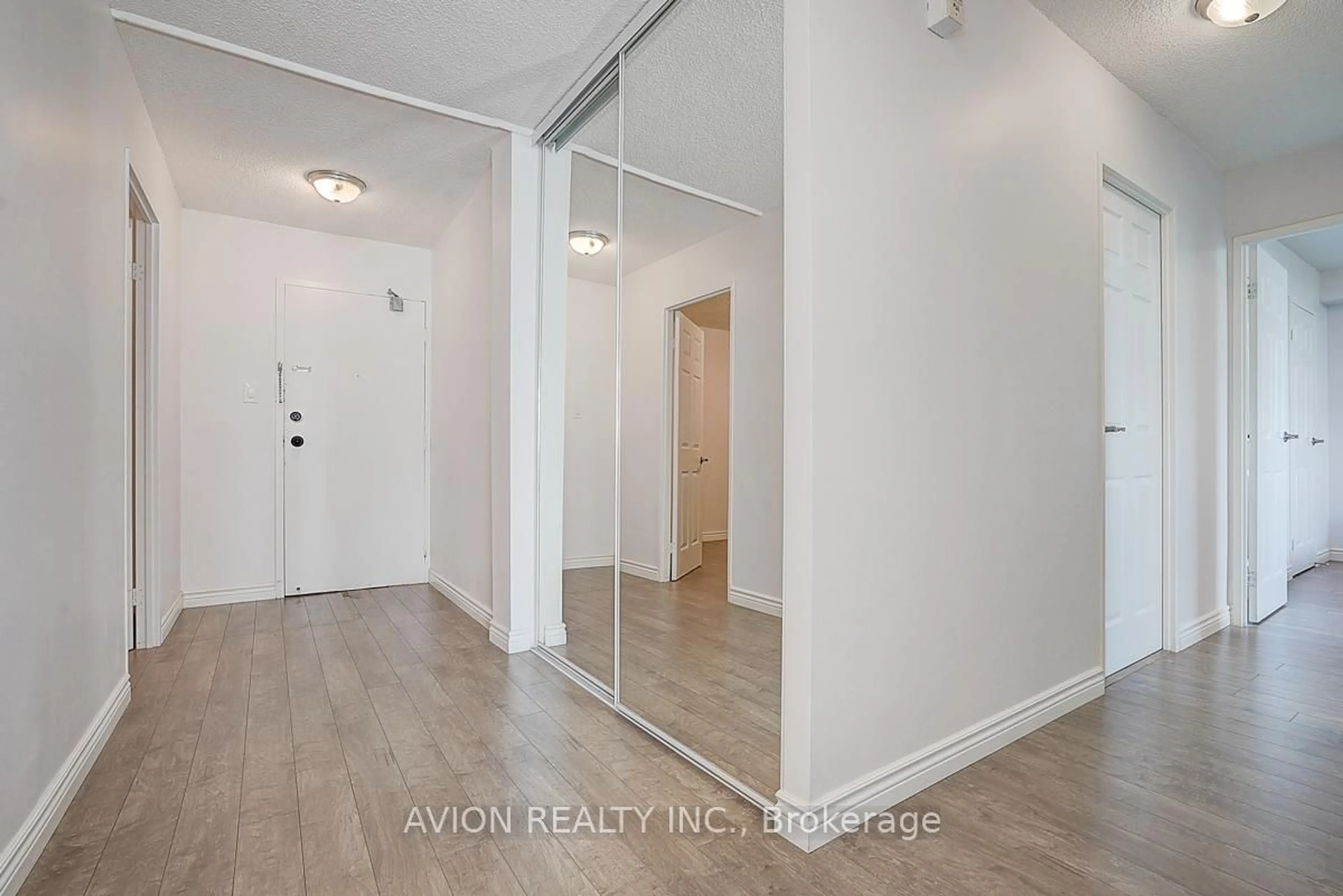 Indoor entryway for 236 Albion Rd #912, Toronto Ontario M9W 6A6