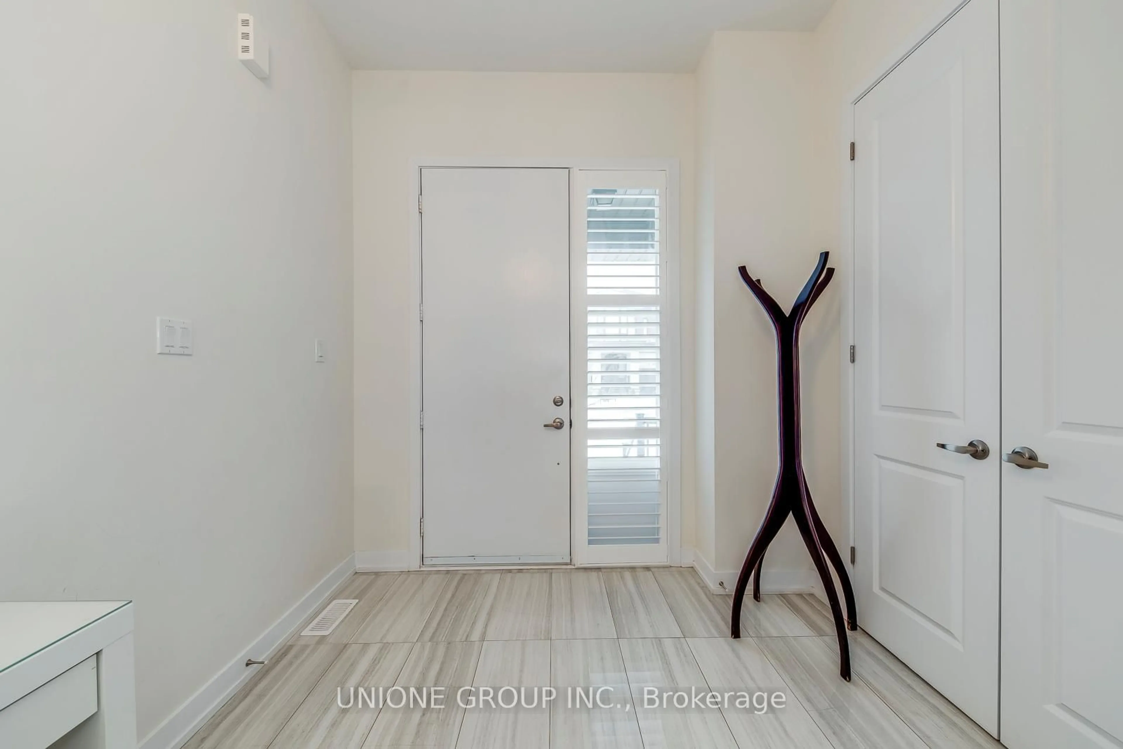 Indoor entryway for 74 Marvin Ave, Oakville Ontario L6H 0Z7