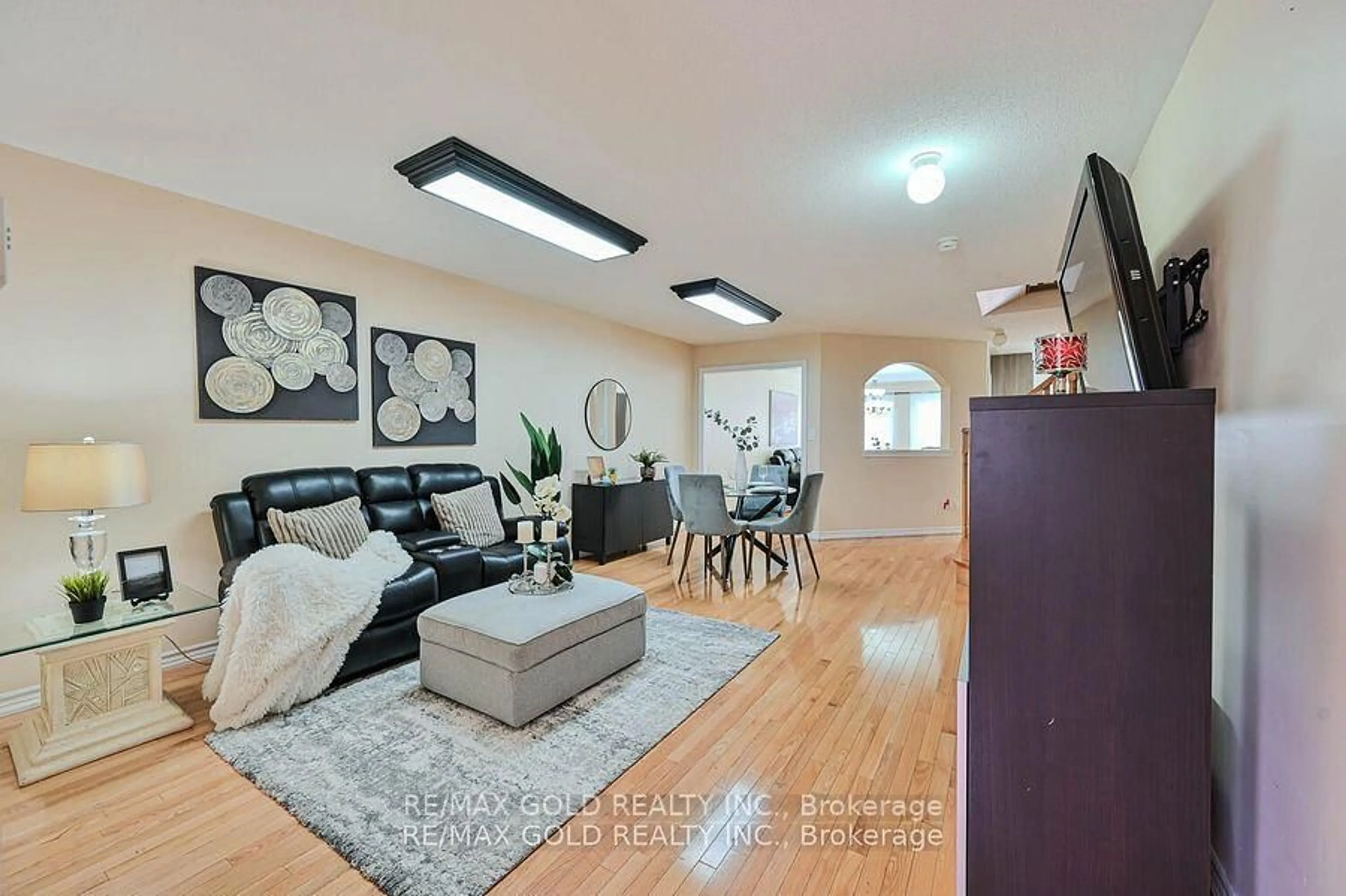 Living room with furniture, unknown for 11 Caversham Dr, Brampton Ontario L6R 0N3