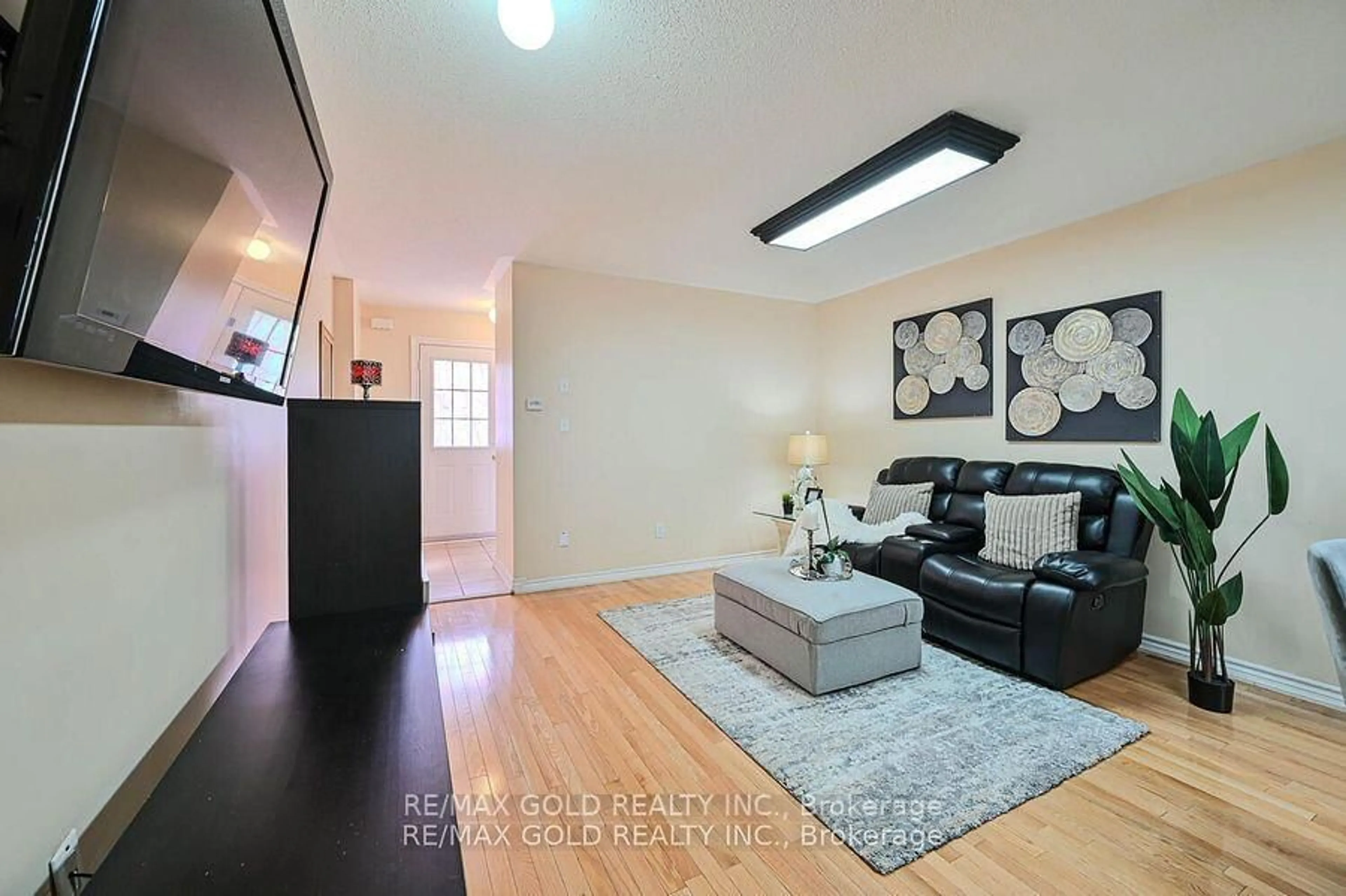 Living room with furniture, wood/laminate floor for 11 Caversham Dr, Brampton Ontario L6R 0N3