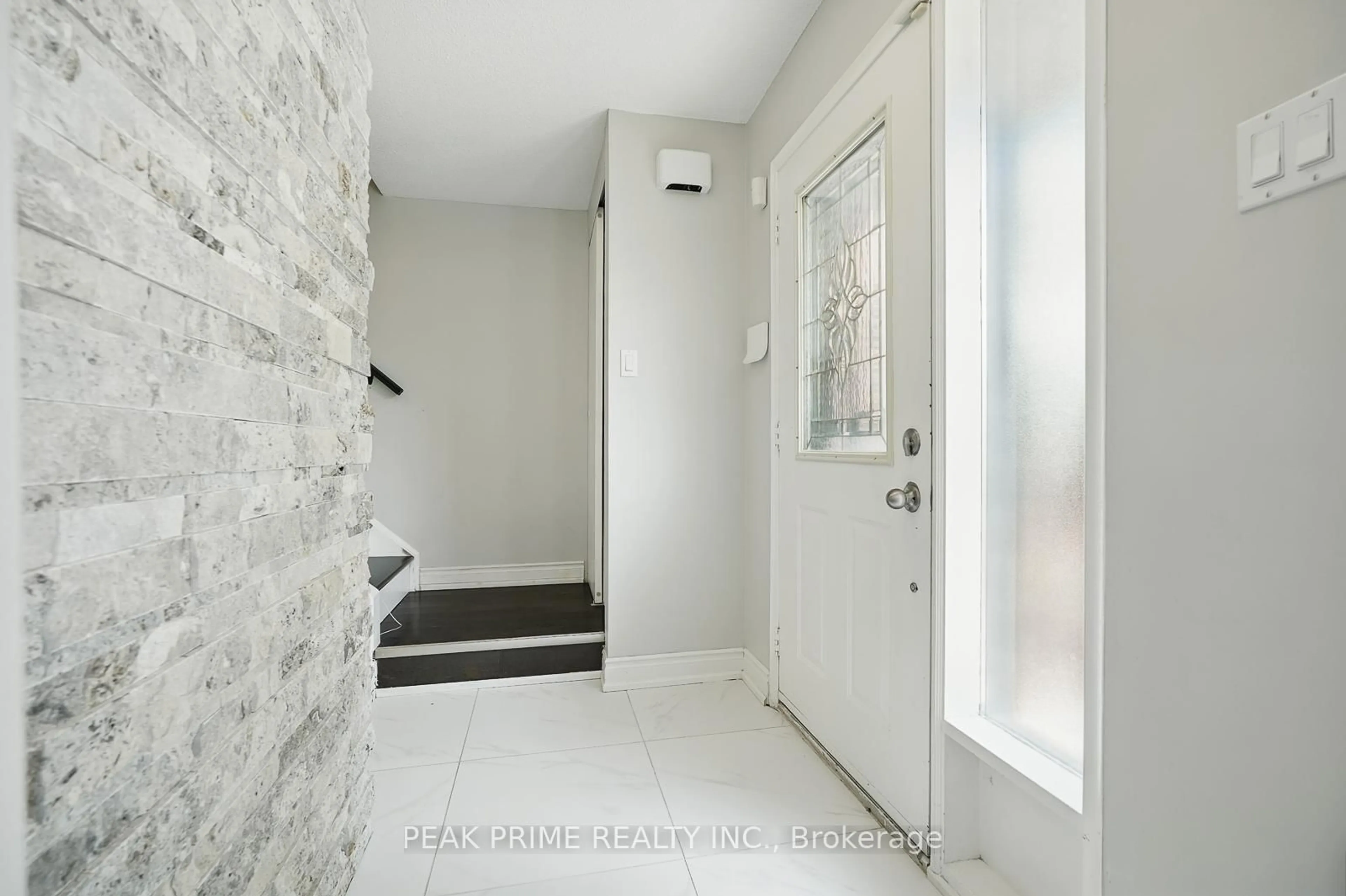 Indoor entryway for 7030 Copenhagen Rd #28, Mississauga Ontario L5N 2P3