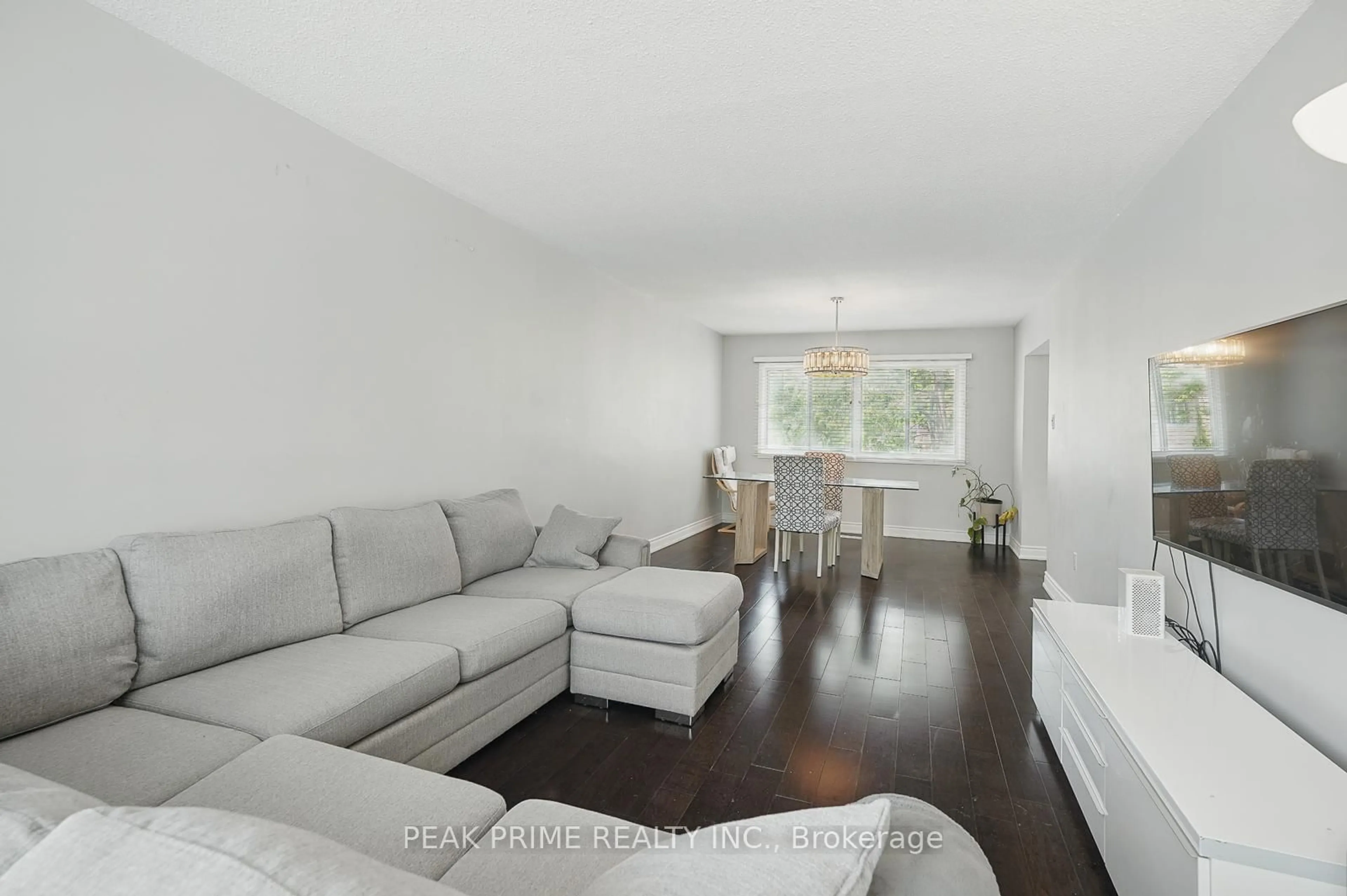 Living room with furniture, wood/laminate floor for 7030 Copenhagen Rd #28, Mississauga Ontario L5N 2P3