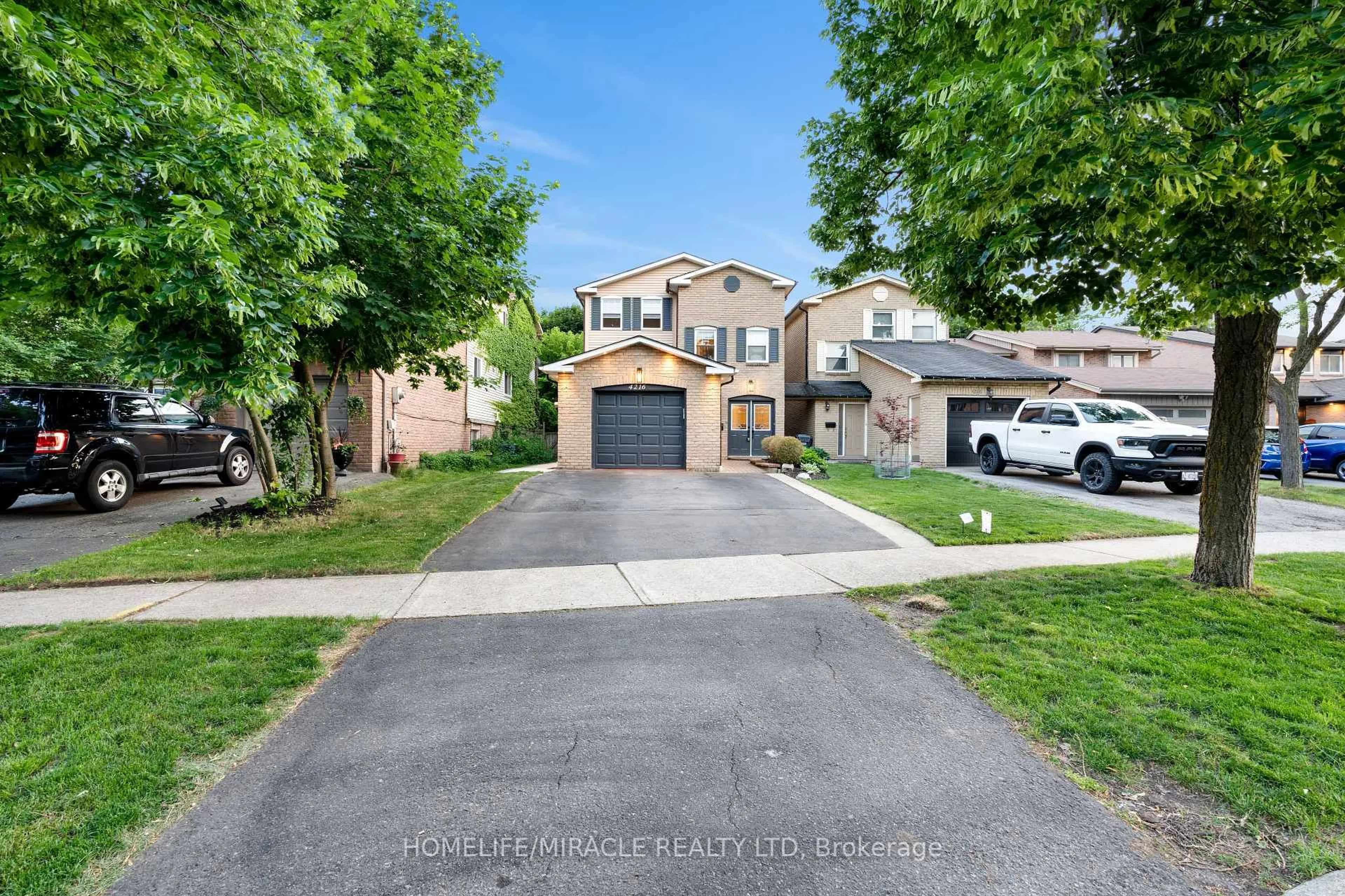 A pic from outside/outdoor area/front of a property/back of a property/a pic from drone, street for 4216 Sunflower Dr, Mississauga Ontario L5L 2L5