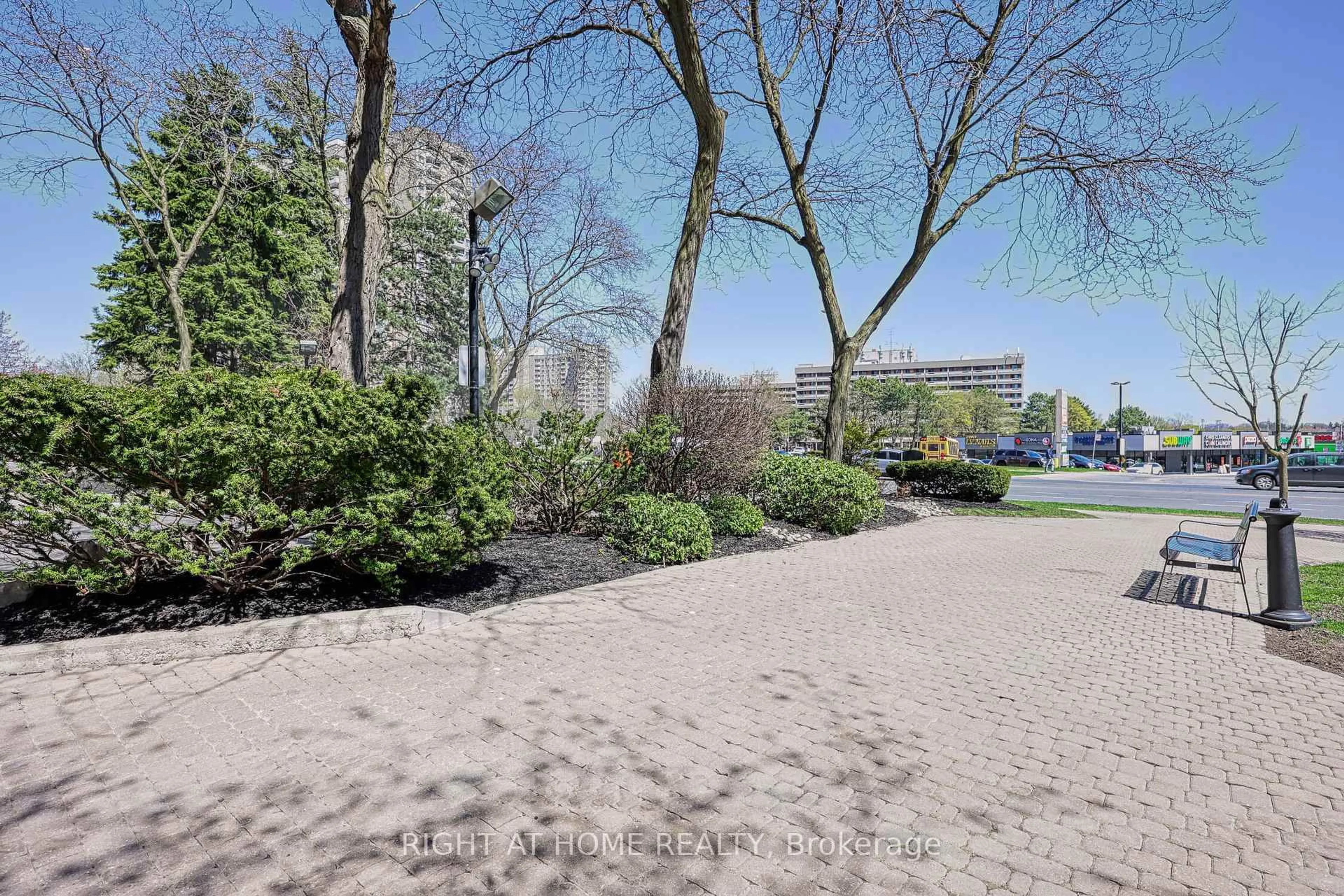 Patio, street for 1580 Mississauga Valy #205, Mississauga Ontario L5A 3T8