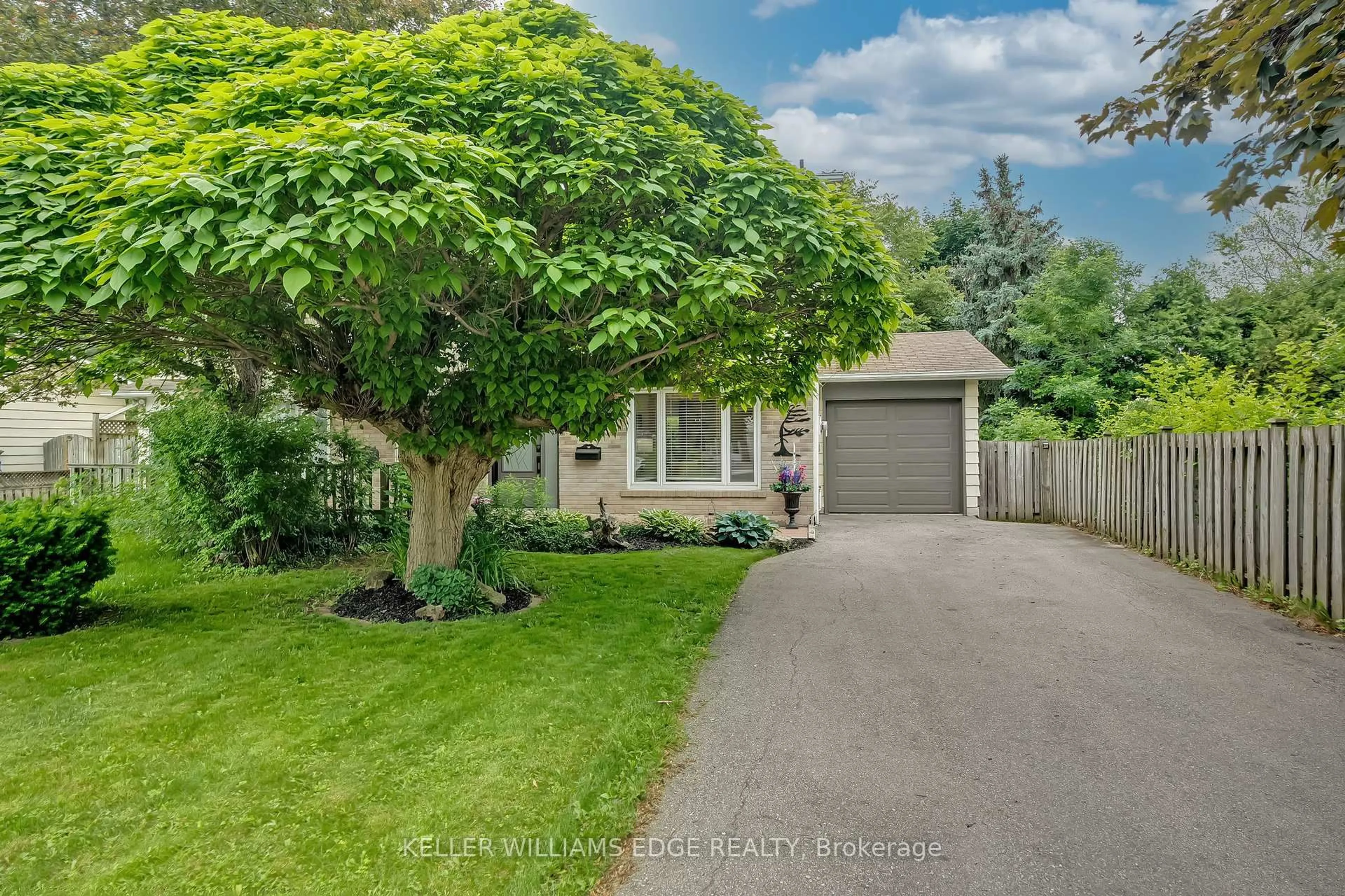 A pic from outside/outdoor area/front of a property/back of a property/a pic from drone, street for 1519 Newlands Cres, Burlington Ontario L7M 1P1