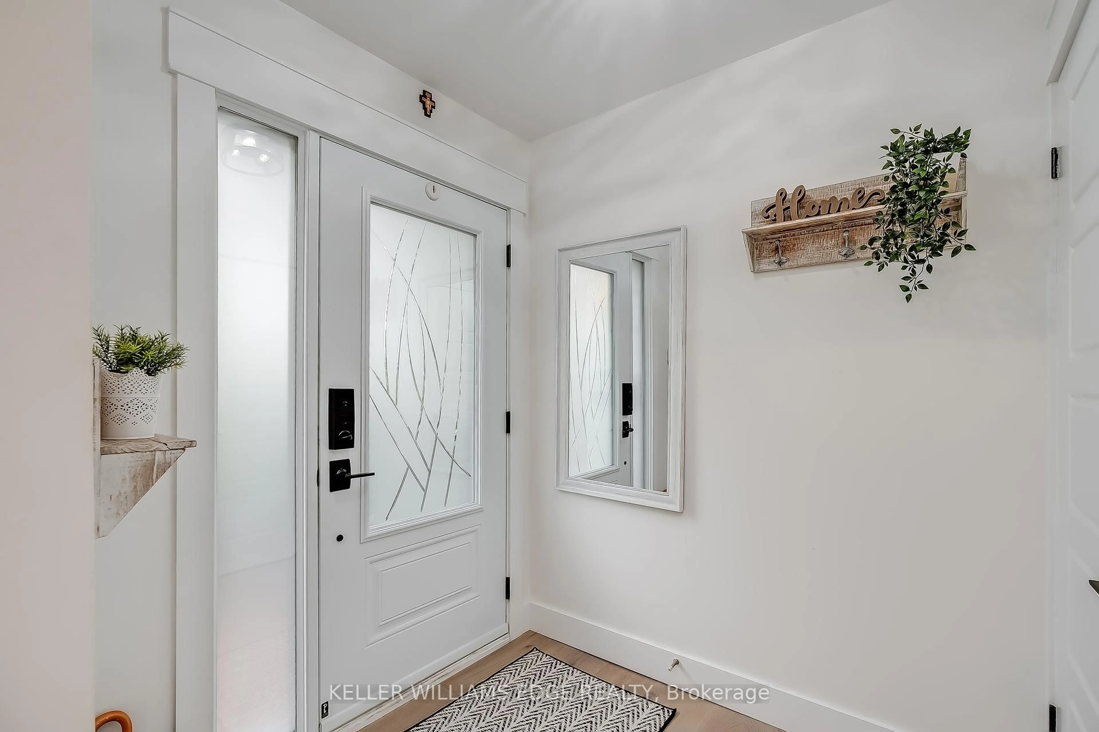 Indoor entryway for 1519 Newlands Cres, Burlington Ontario L7M 1P1