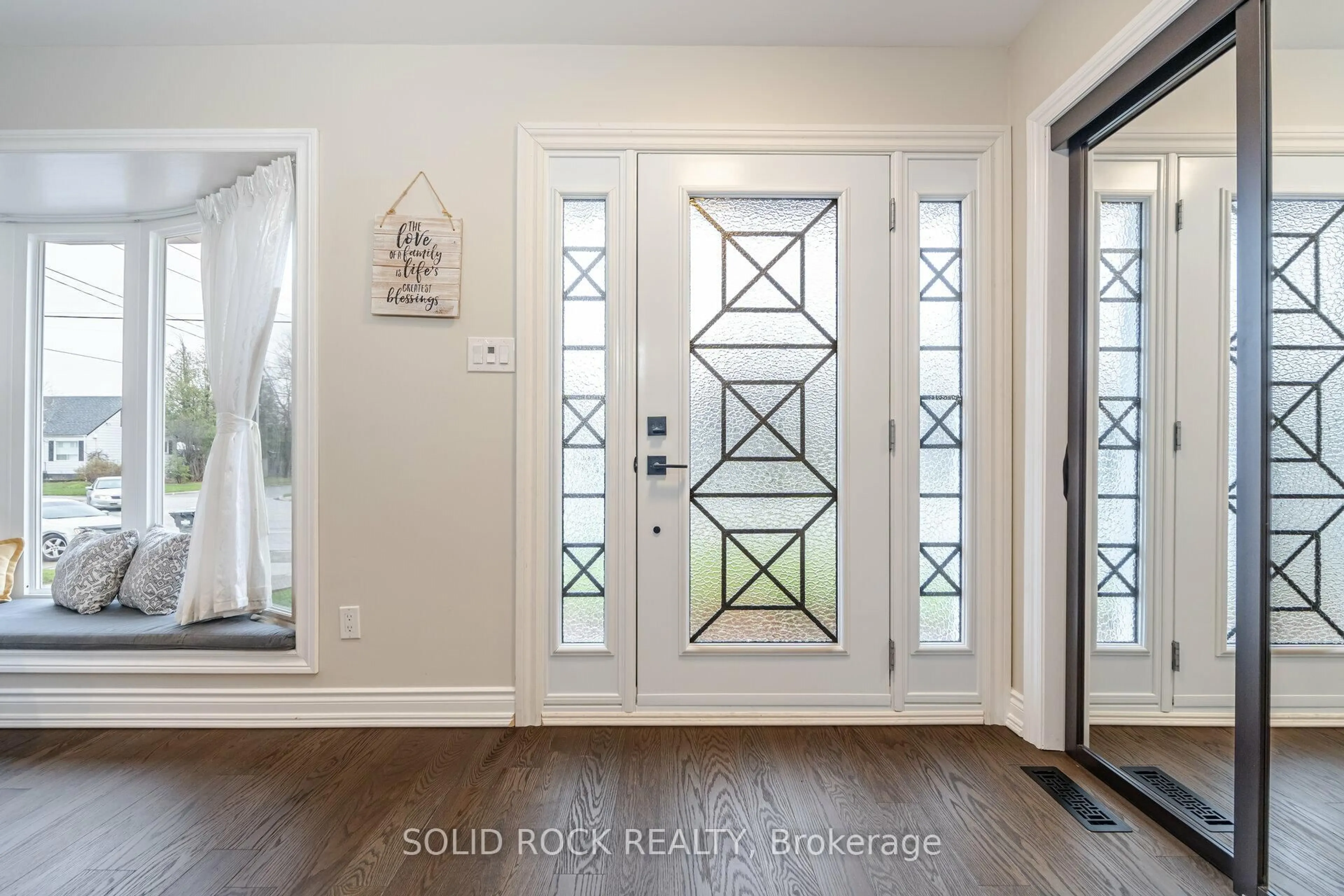 Indoor entryway for 30 Pleasantview Ave, Brampton Ontario L6X 2M9