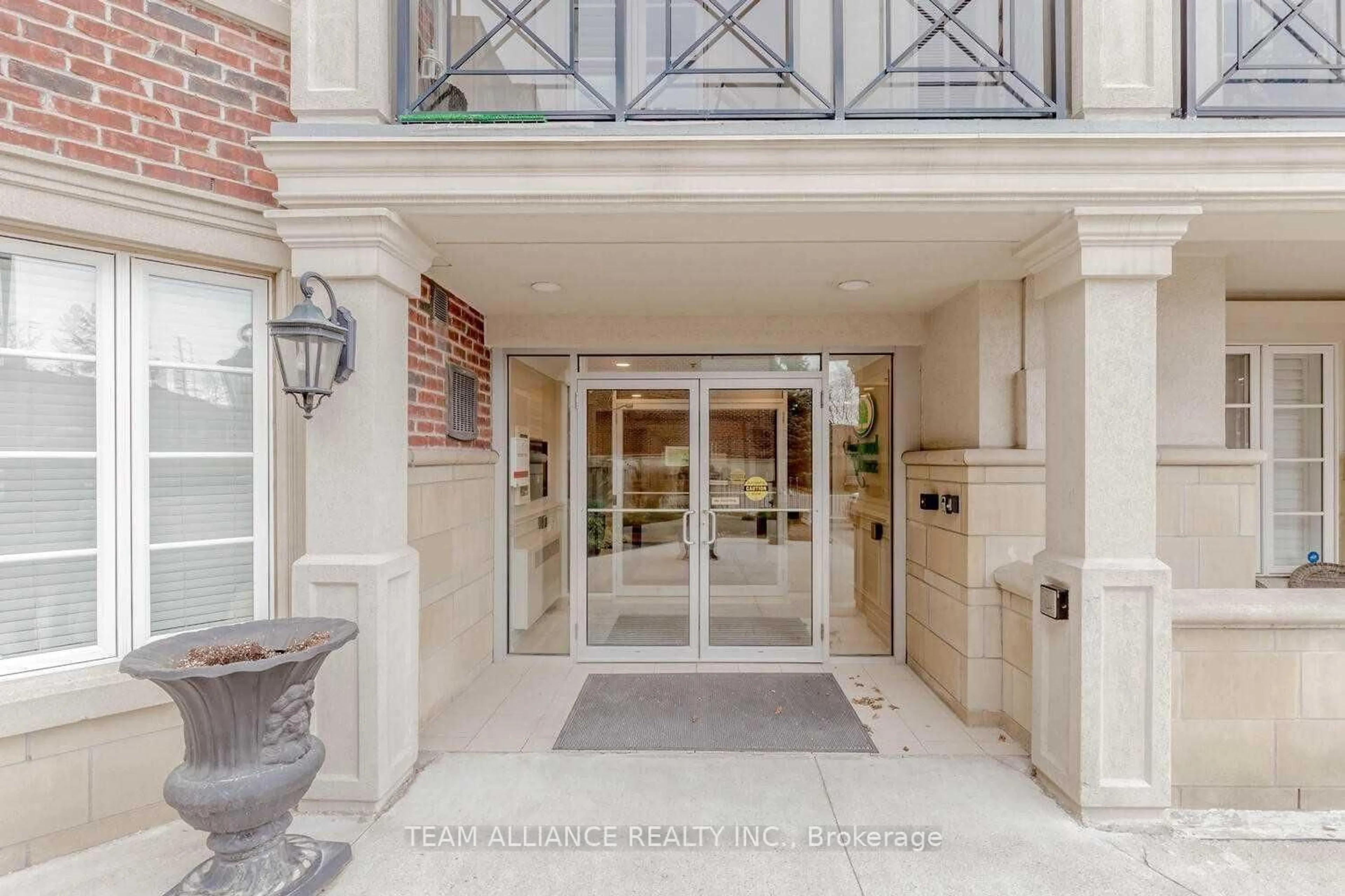 Indoor entryway for 3351 Cawthra Rd #423, Mississauga Ontario L5A 4N5