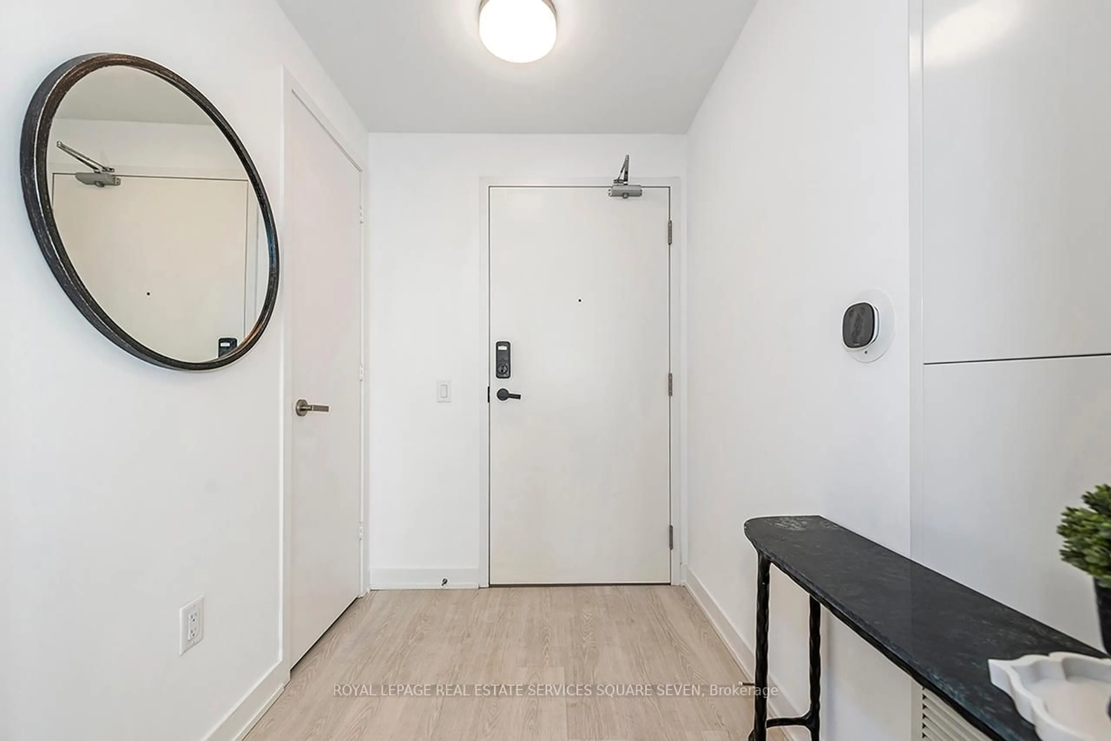 Indoor entryway for 3883 QUARTZ Rd #4605, Mississauga Ontario L5B 0M4