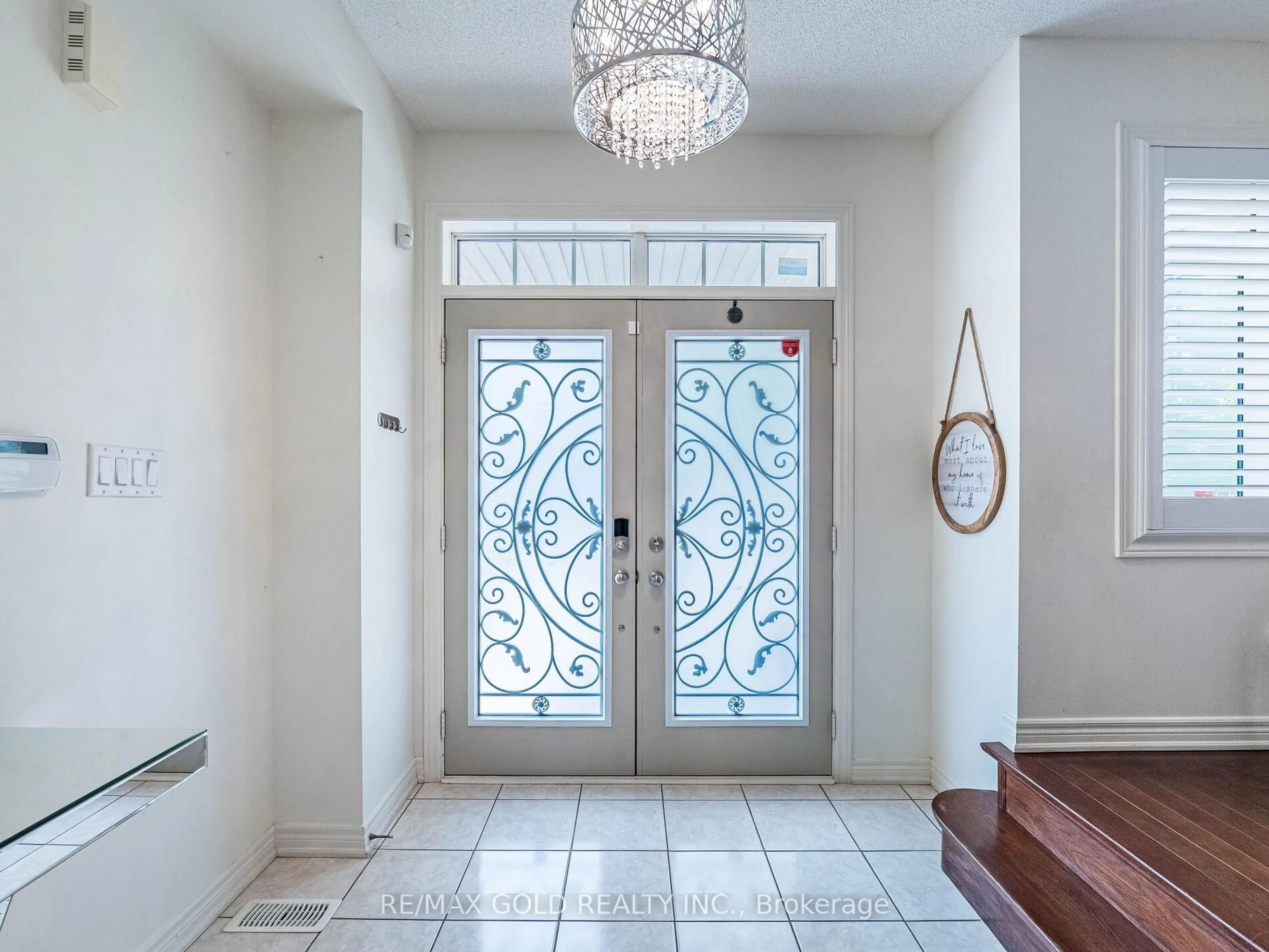 Indoor entryway for 18 Divinity Circ, Brampton Ontario L7A 3Y4