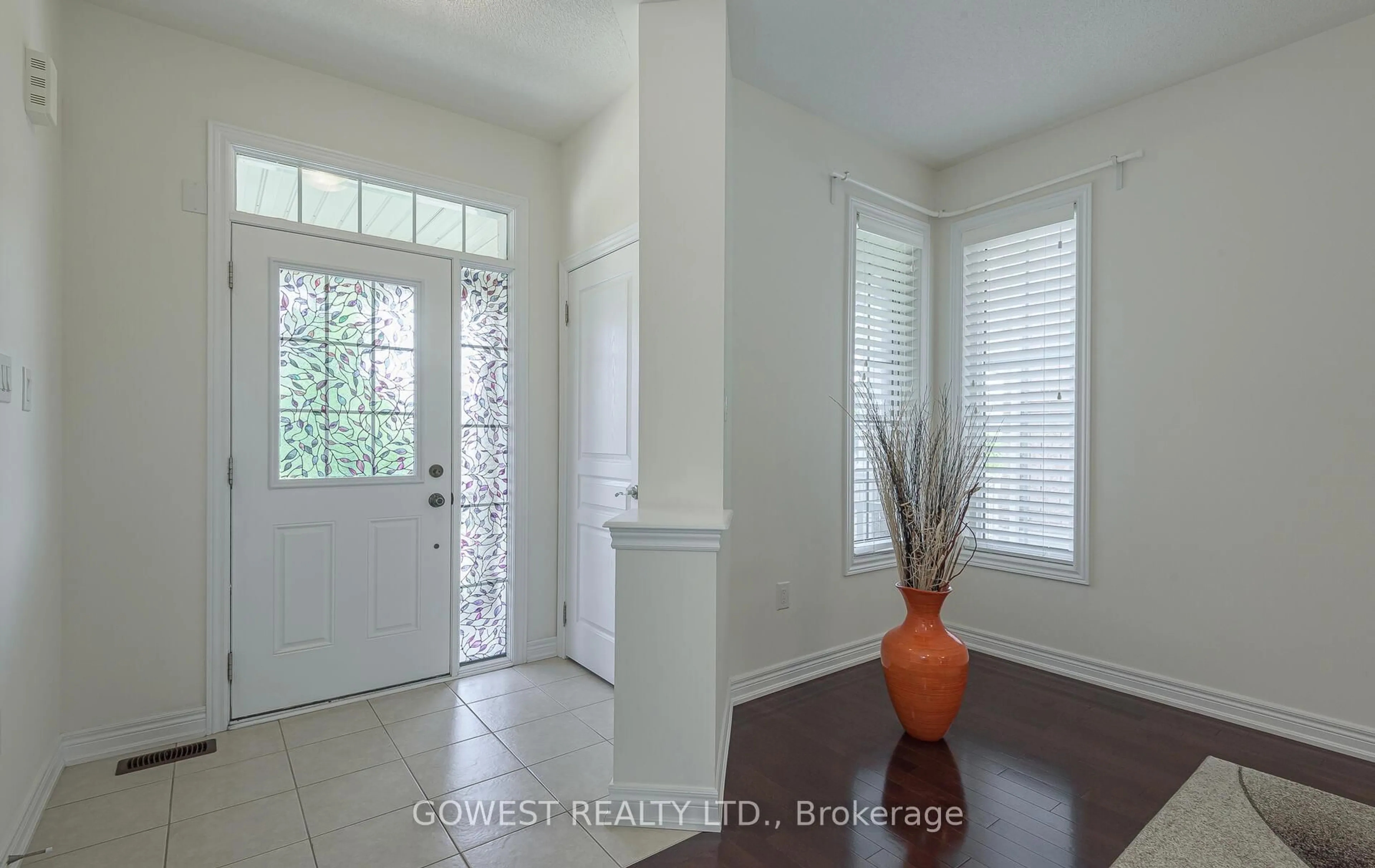 Indoor entryway for 10 Berkwood Hllw, Brampton Ontario L6Y 0X6