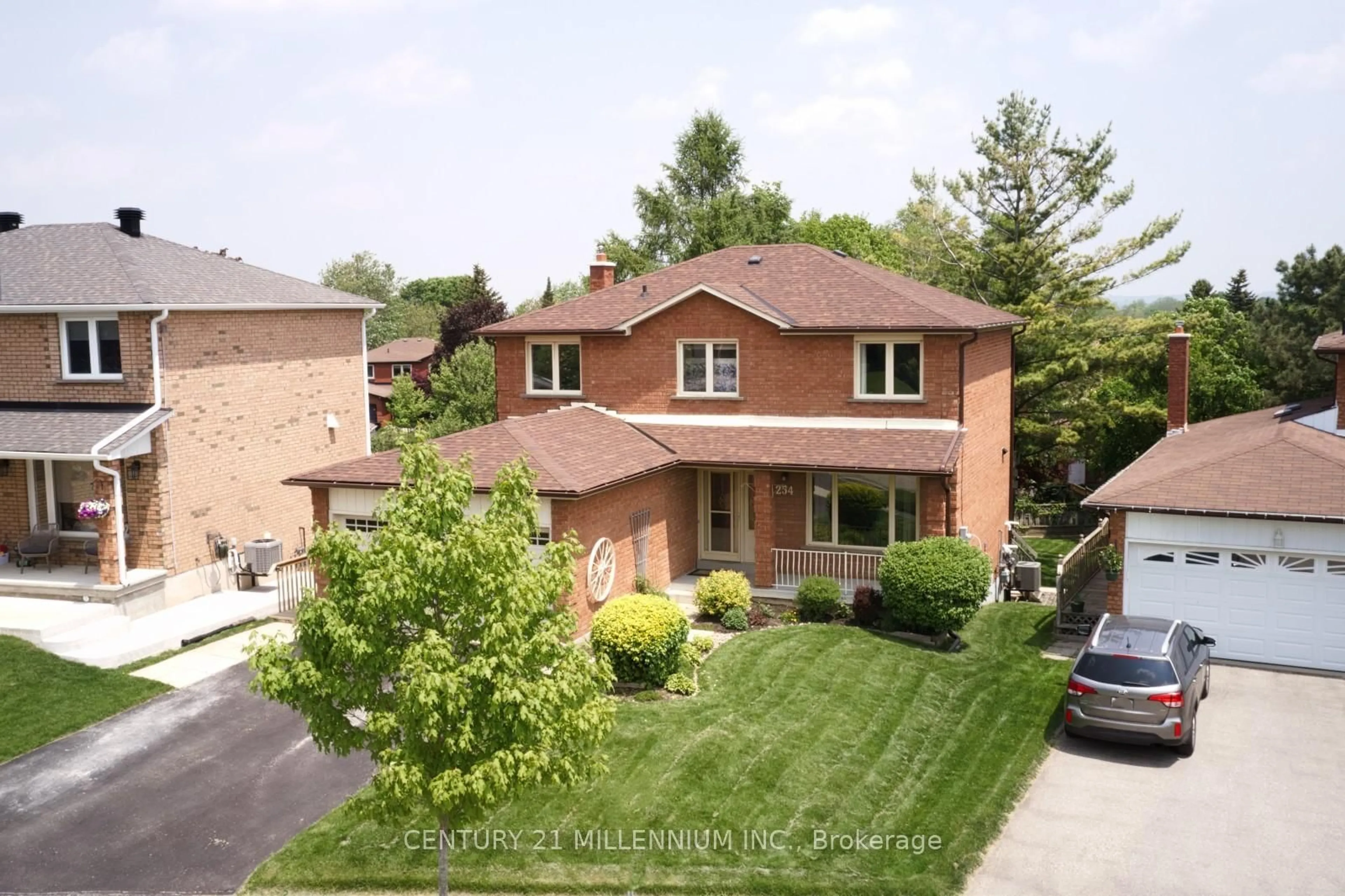 A pic from outside/outdoor area/front of a property/back of a property/a pic from drone, street for 254 Kensington Pl, Orangeville Ontario L9W 4H1