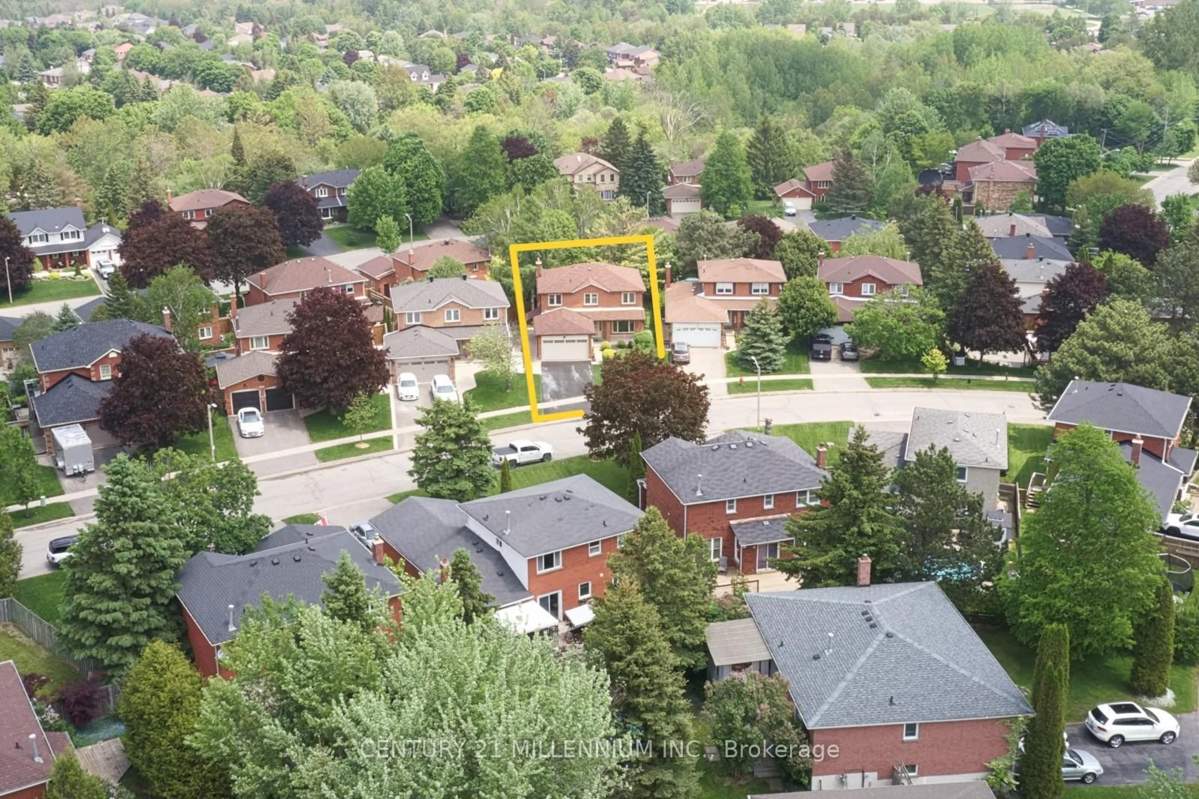 A pic from outside/outdoor area/front of a property/back of a property/a pic from drone, city buildings view from balcony for 254 Kensington Pl, Orangeville Ontario L9W 4H1