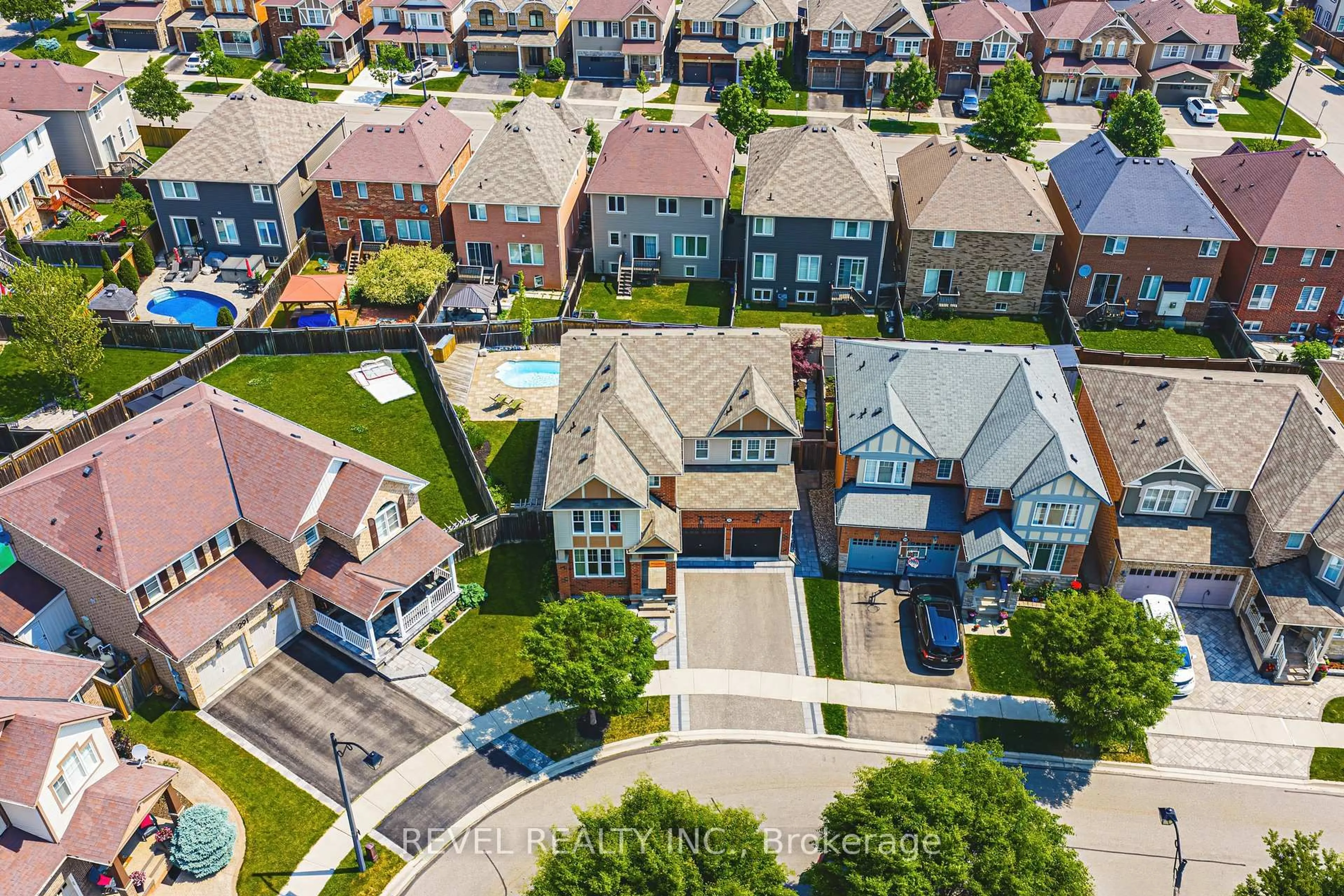 A pic from outside/outdoor area/front of a property/back of a property/a pic from drone, street for 295 Cochrane Terr, Milton Ontario L9T 8C8