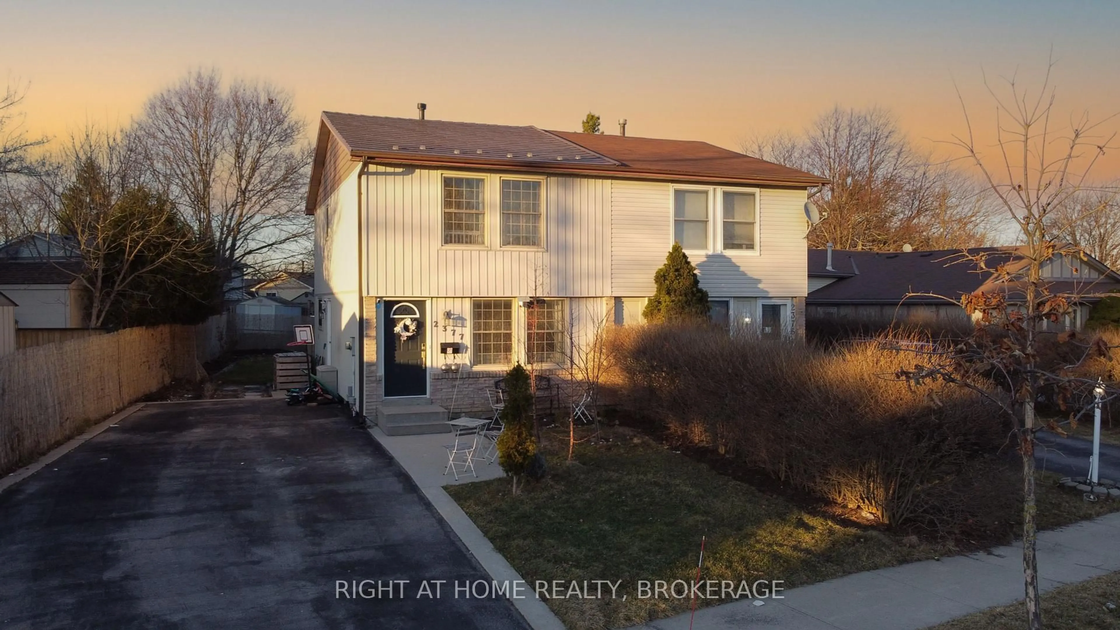 Unknown for 2377 Holyhead Dr, Burlington Ontario L7P 3V2