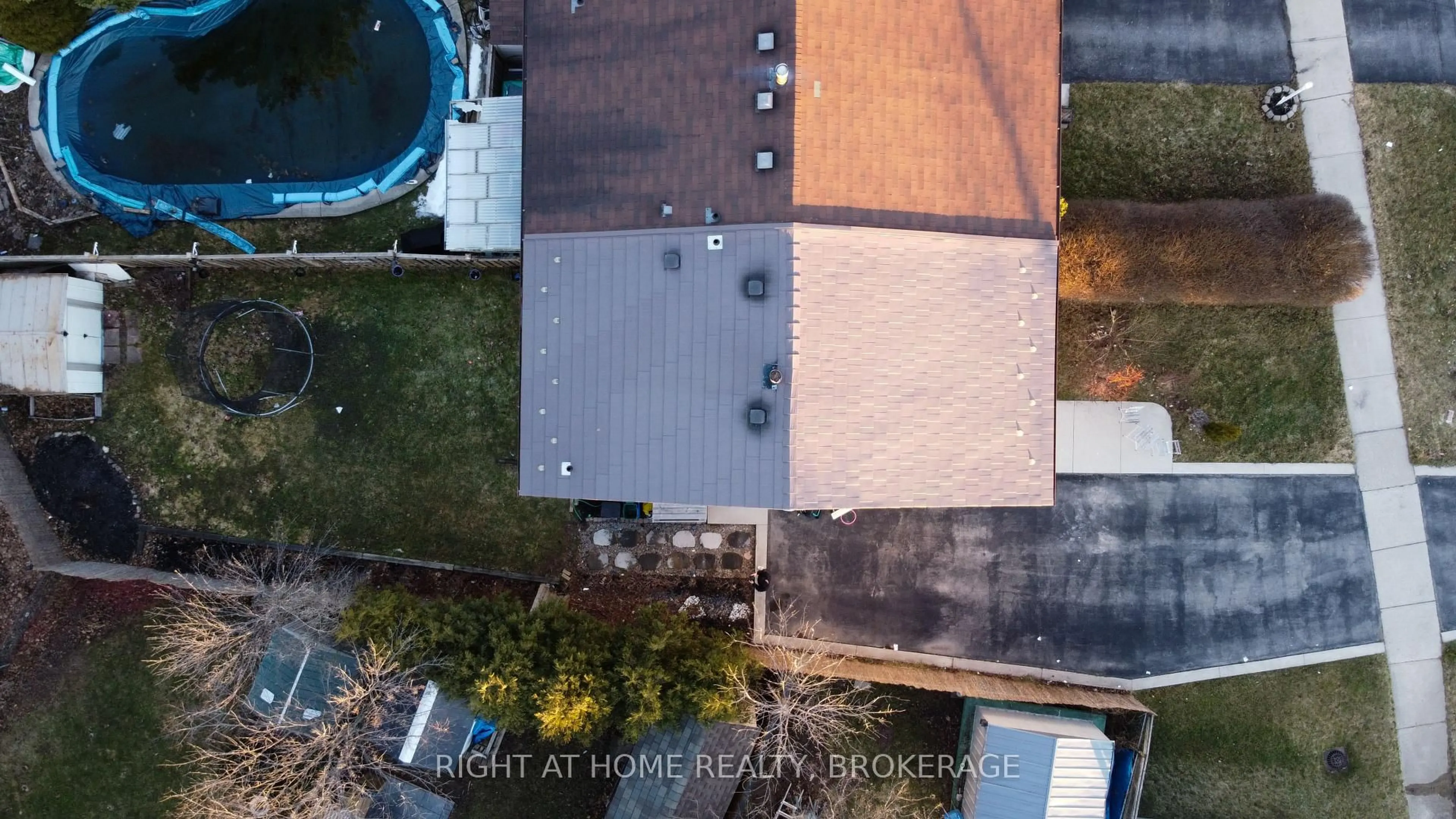 A pic from outside/outdoor area/front of a property/back of a property/a pic from drone, unknown for 2377 Holyhead Dr, Burlington Ontario L7P 3V2