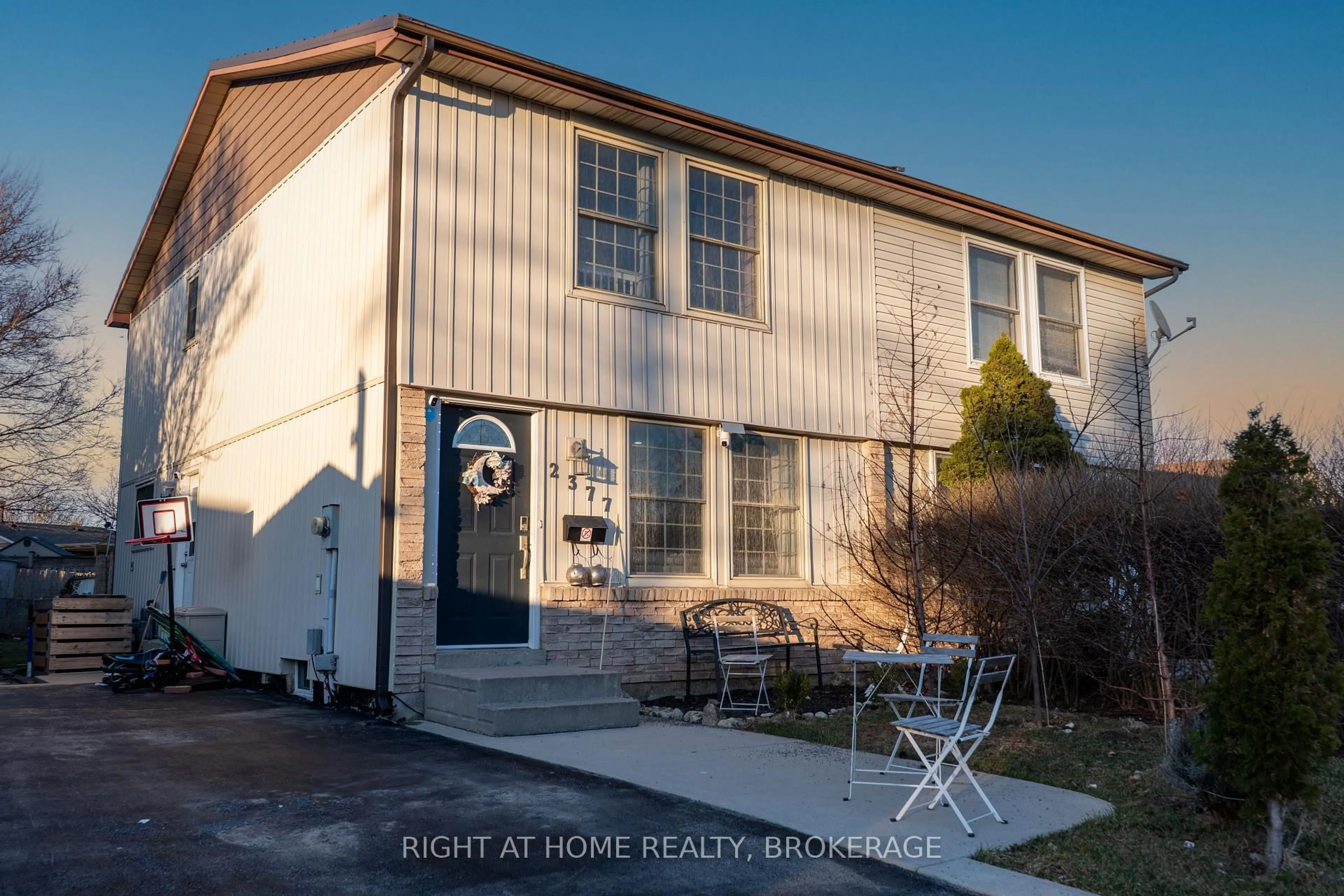 Unknown for 2377 Holyhead Dr, Burlington Ontario L7P 3V2