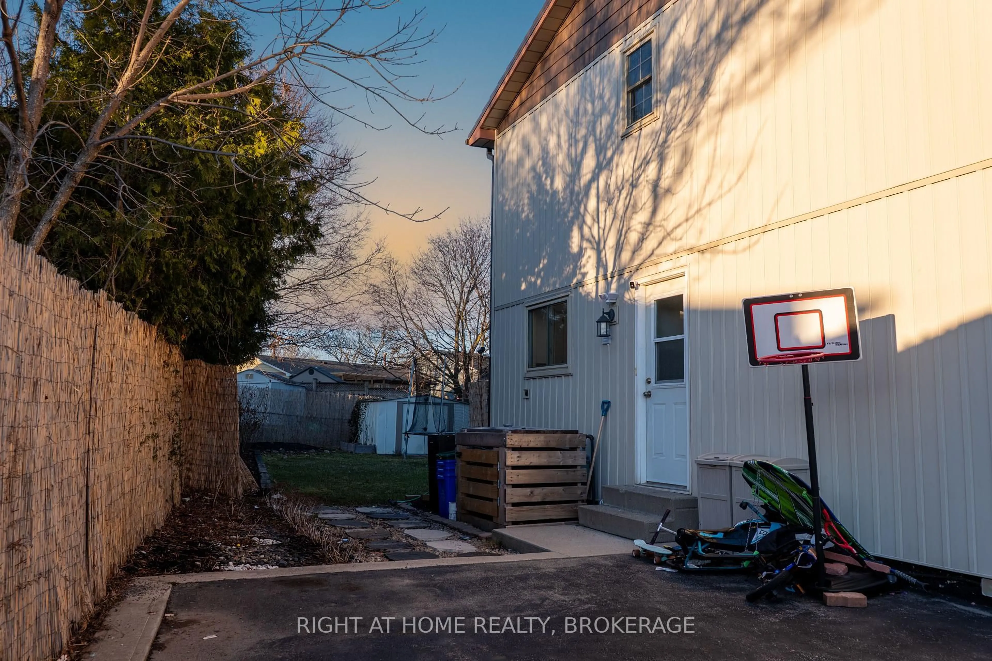 A pic from outside/outdoor area/front of a property/back of a property/a pic from drone, street for 2377 Holyhead Dr, Burlington Ontario L7P 3V2