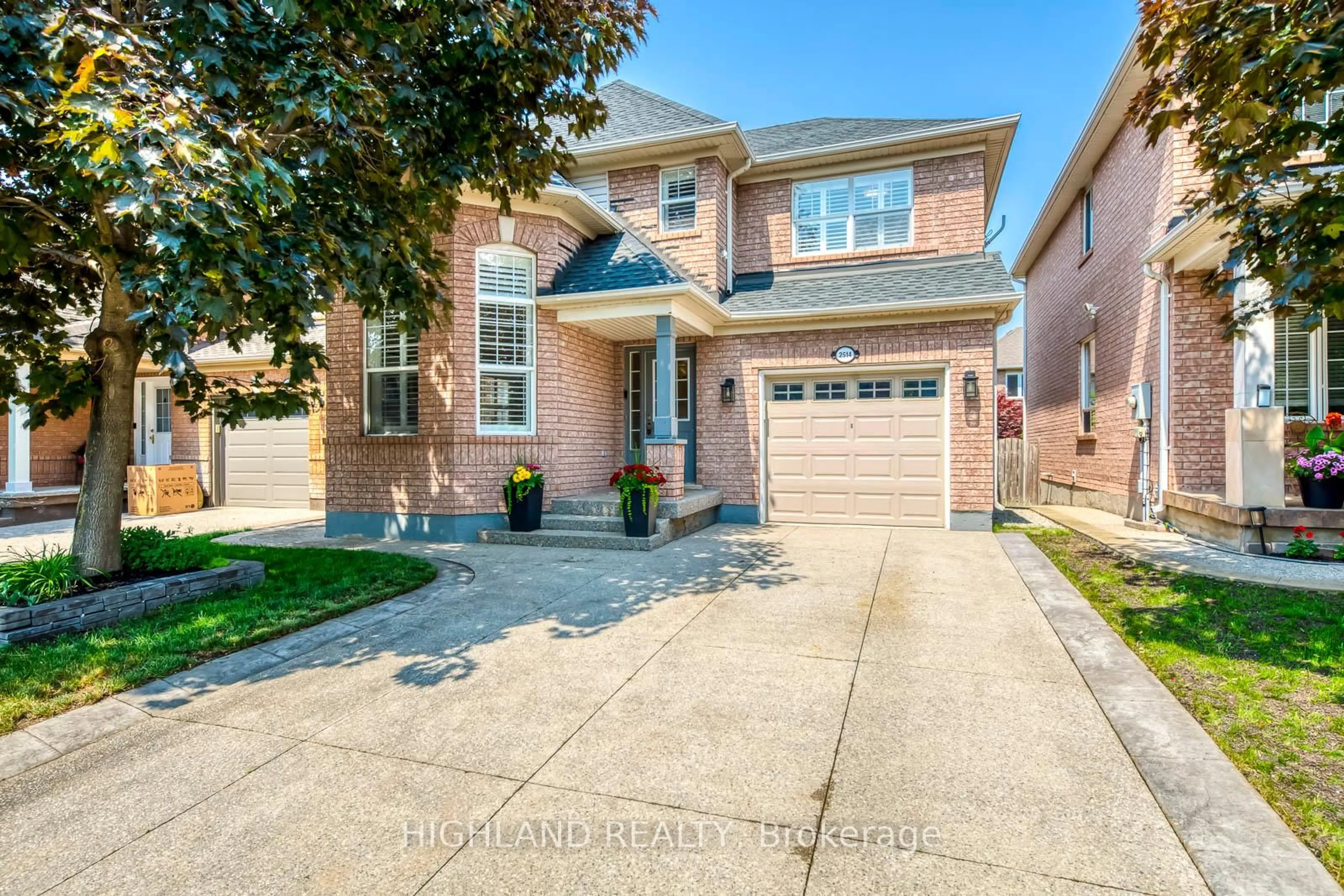 Home with brick exterior material, street for 2514 Falkland Cres, Oakville Ontario L6M 4Y2